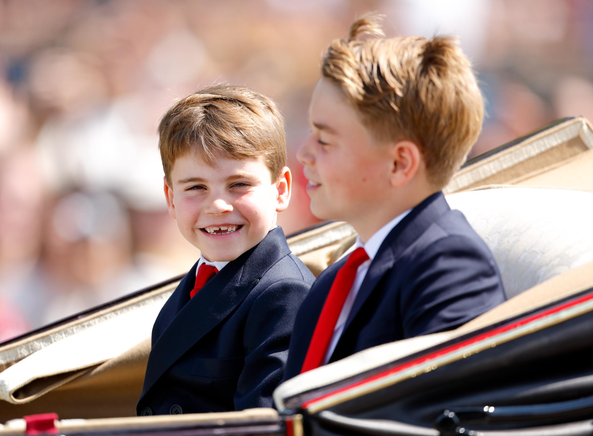 Le prince Louis de Galles et son frère, le prince George de Galles, quittent le palais de Buckingham dans une calèche lors du Trooping The Colour 2025 à Londres, en Angleterre, le 14 juin 2025 | Source : Getty Images