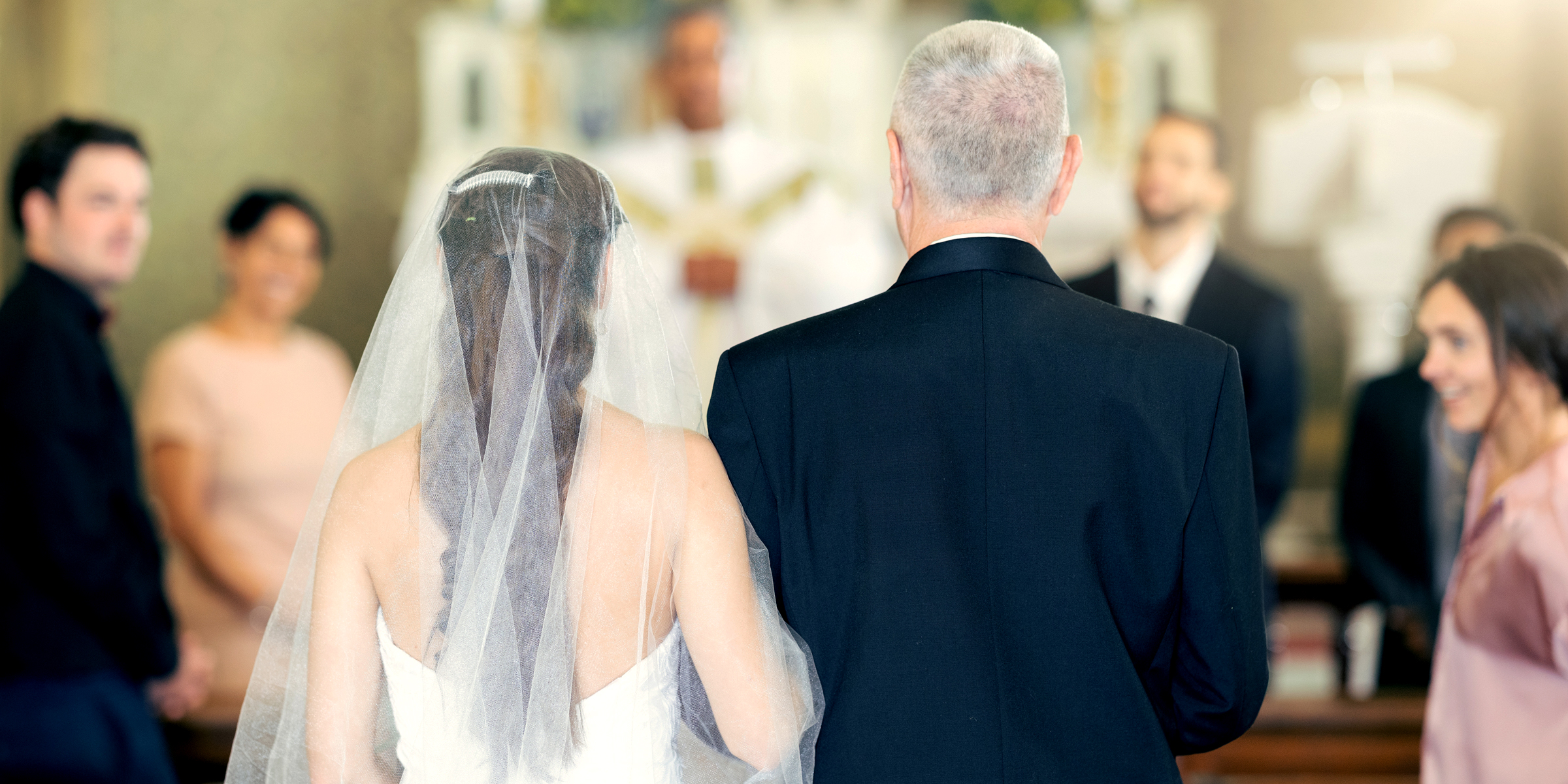 Un père accompagne sa fille dans l'allée | Source : Shutterstock