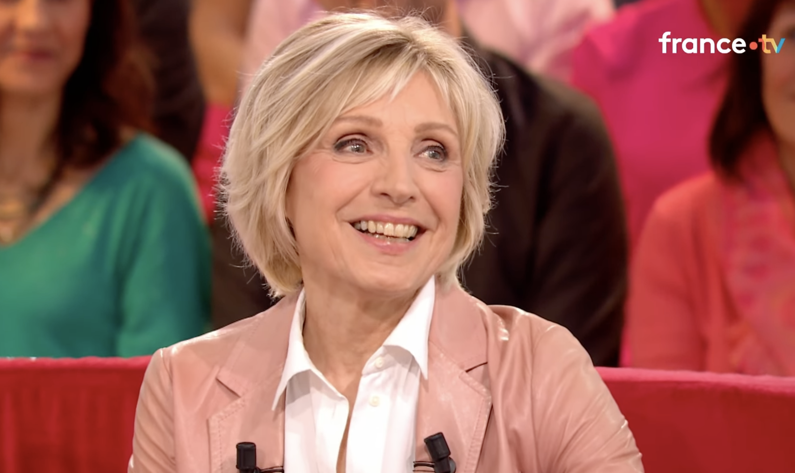Capture d'écran d'Evelyne Dheliat sur le plateau de Vivement Dimanche le 15 juin 2025 I Source : youtube.com/@VivementDimancheOfficiel