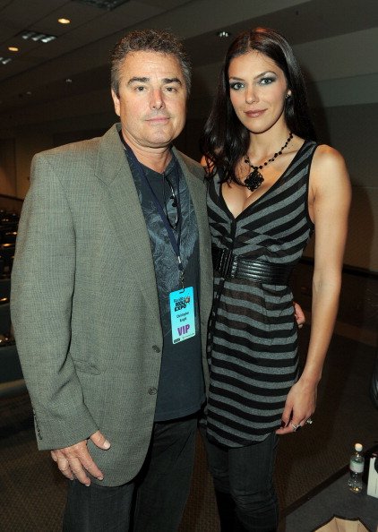 L'acteur photographié avec Adrianne Curry au Los Angeles Convention Center le 9 avril 2011 à Los Angeles, Californie | Source : Getty Images