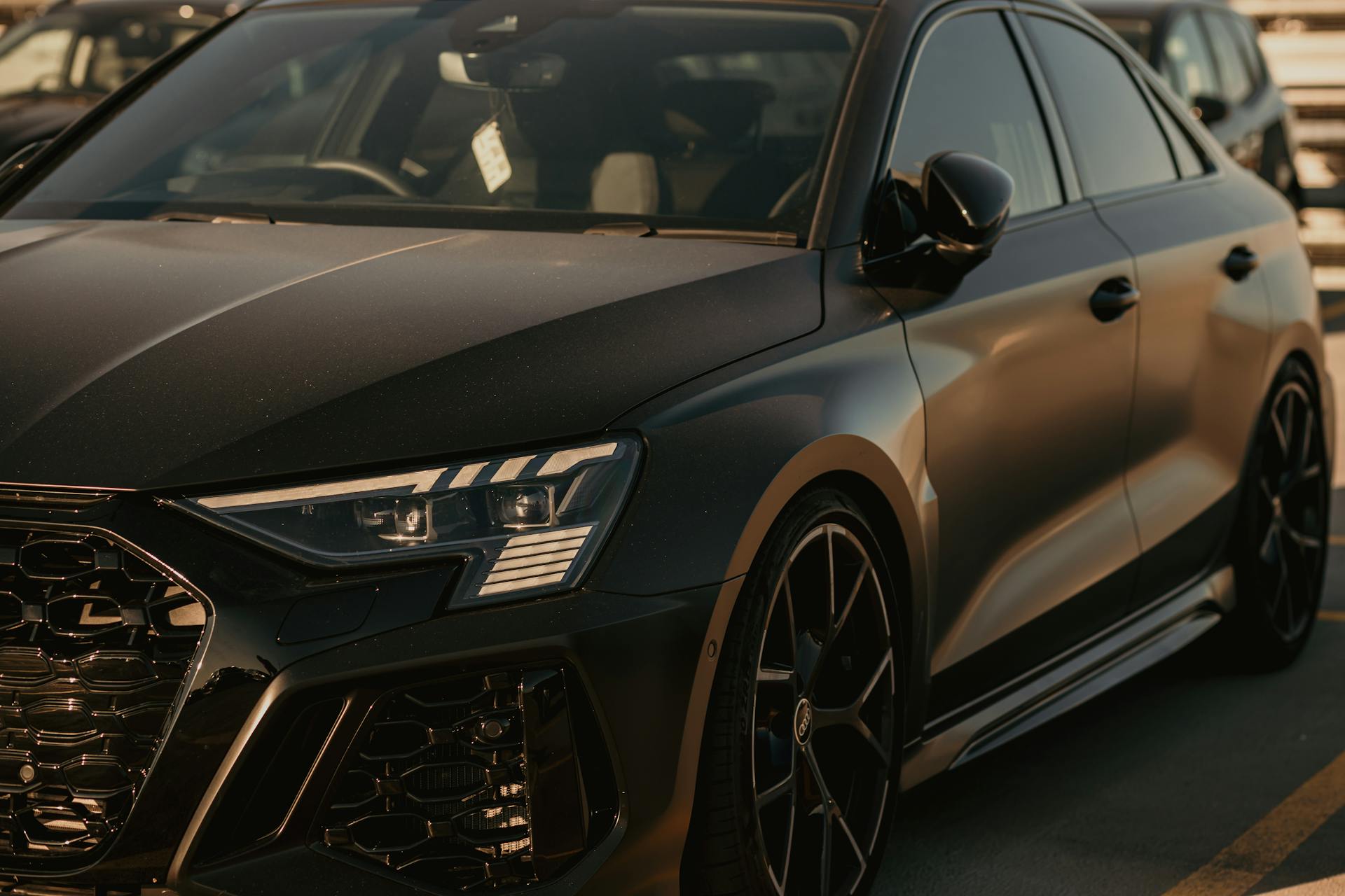 Une voiture noire dans un parking | Source : Pexels