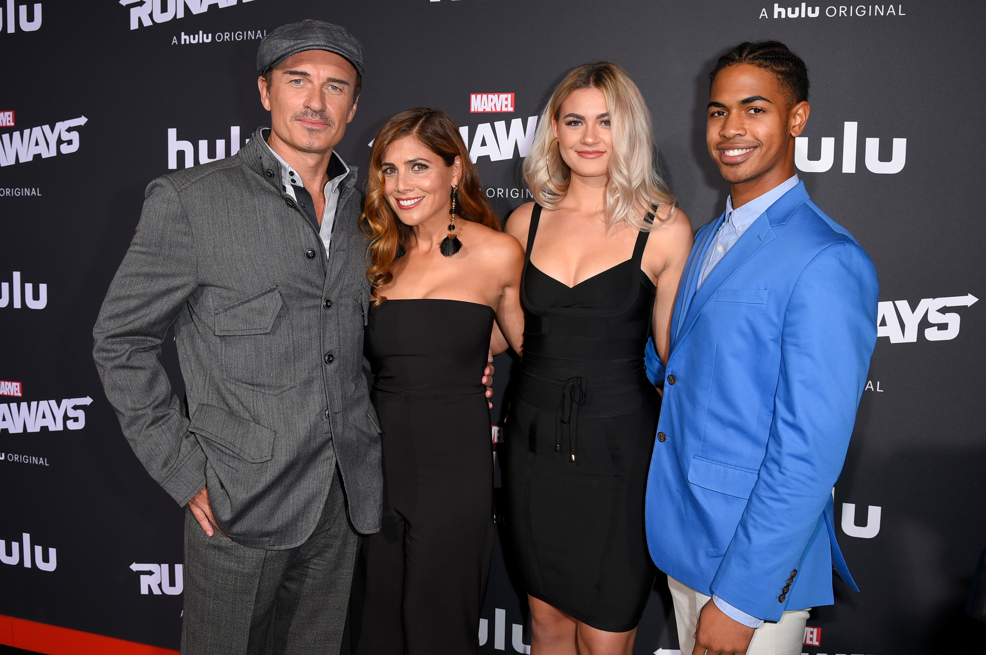 Julian McMahon, Kelly Paniagua et leurs invités lors de la première du film « Runaways » le 16 novembre 2017 à Los Angeles, Californie | Source : Getty Images
