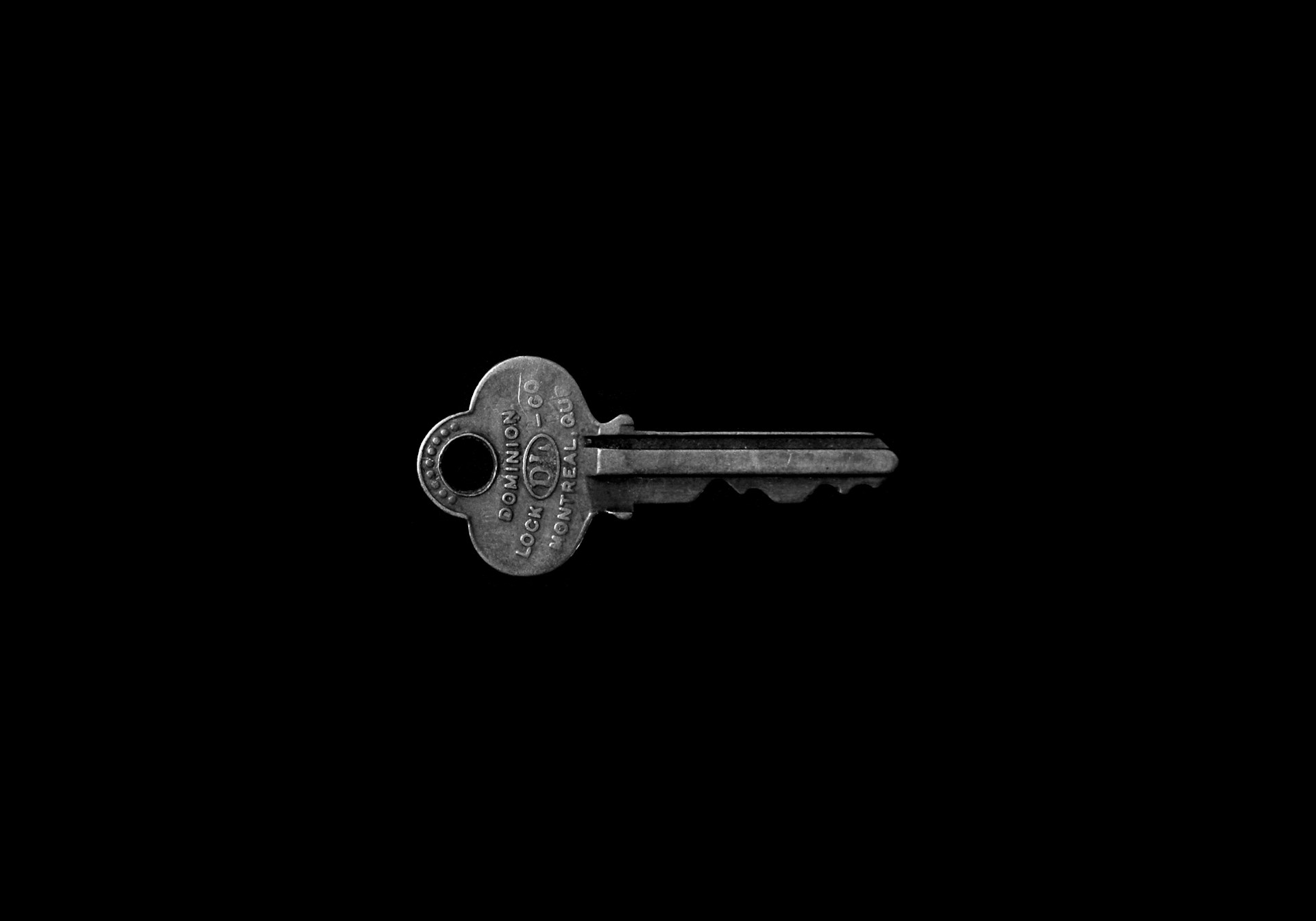 Une clé sur une surface noire | Source : Unsplash