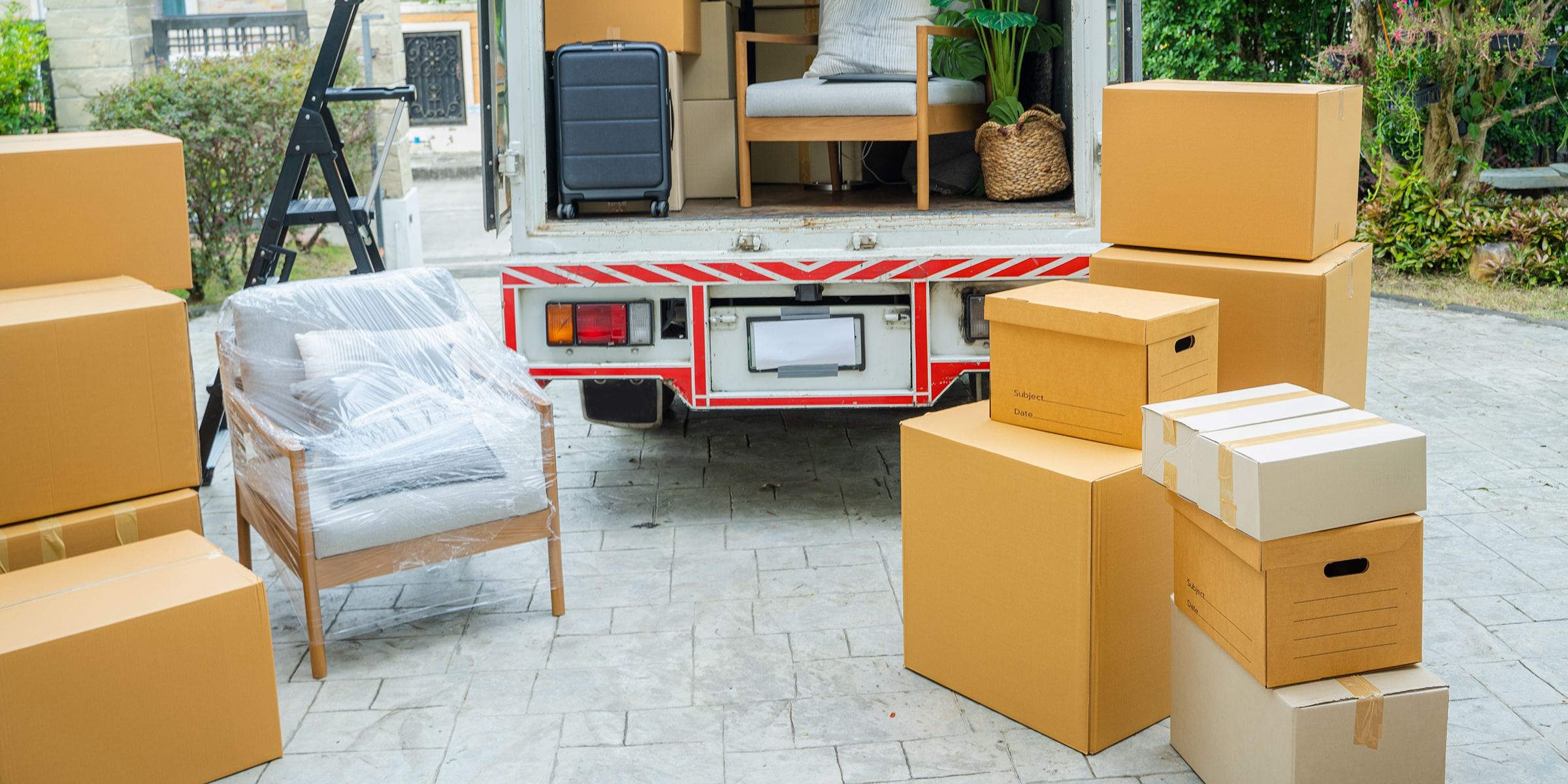 Des boîtes près d'un camion | Source : Shutterstock