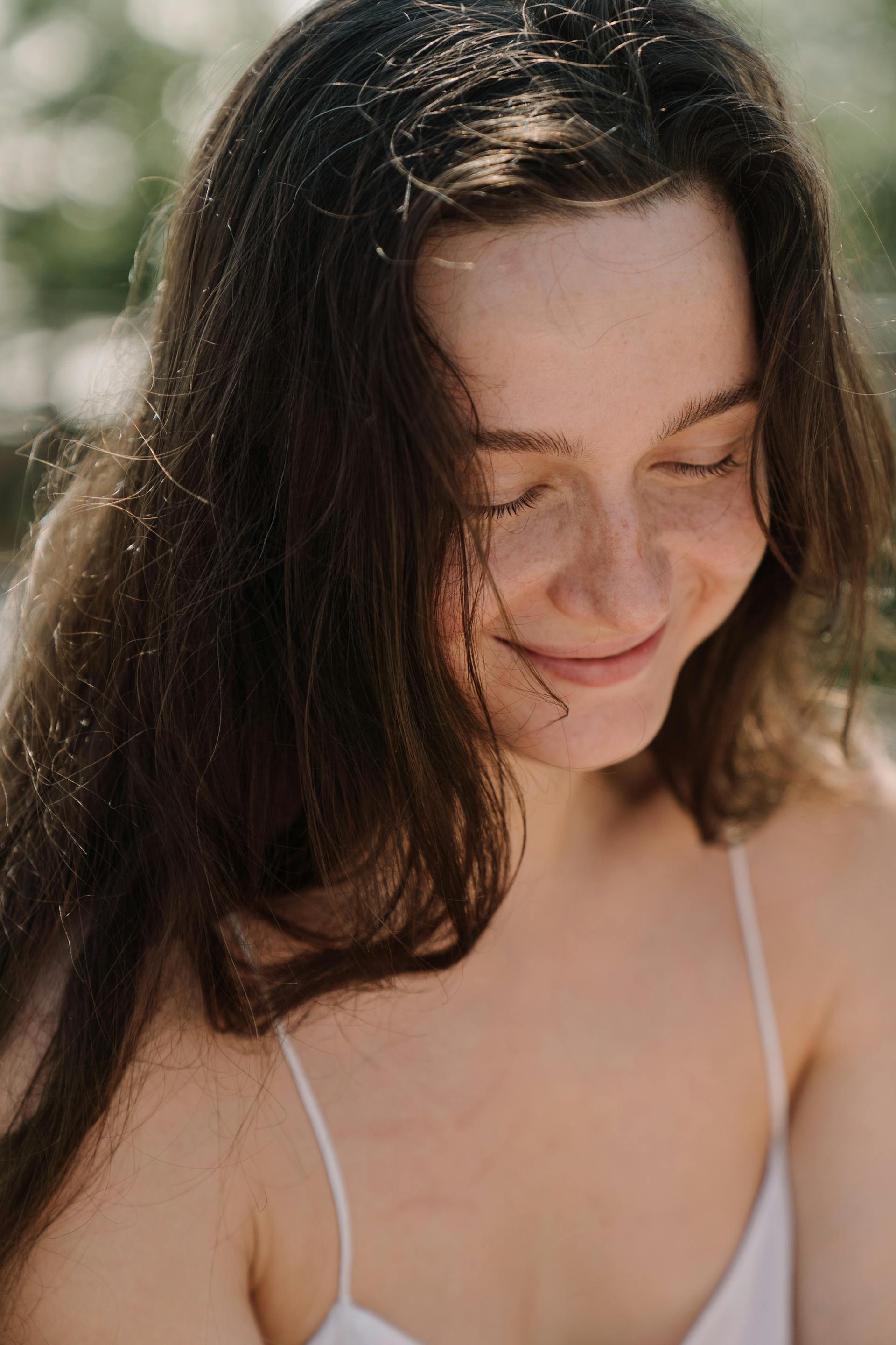 Une femme qui sourit timidement | Source : Pexels