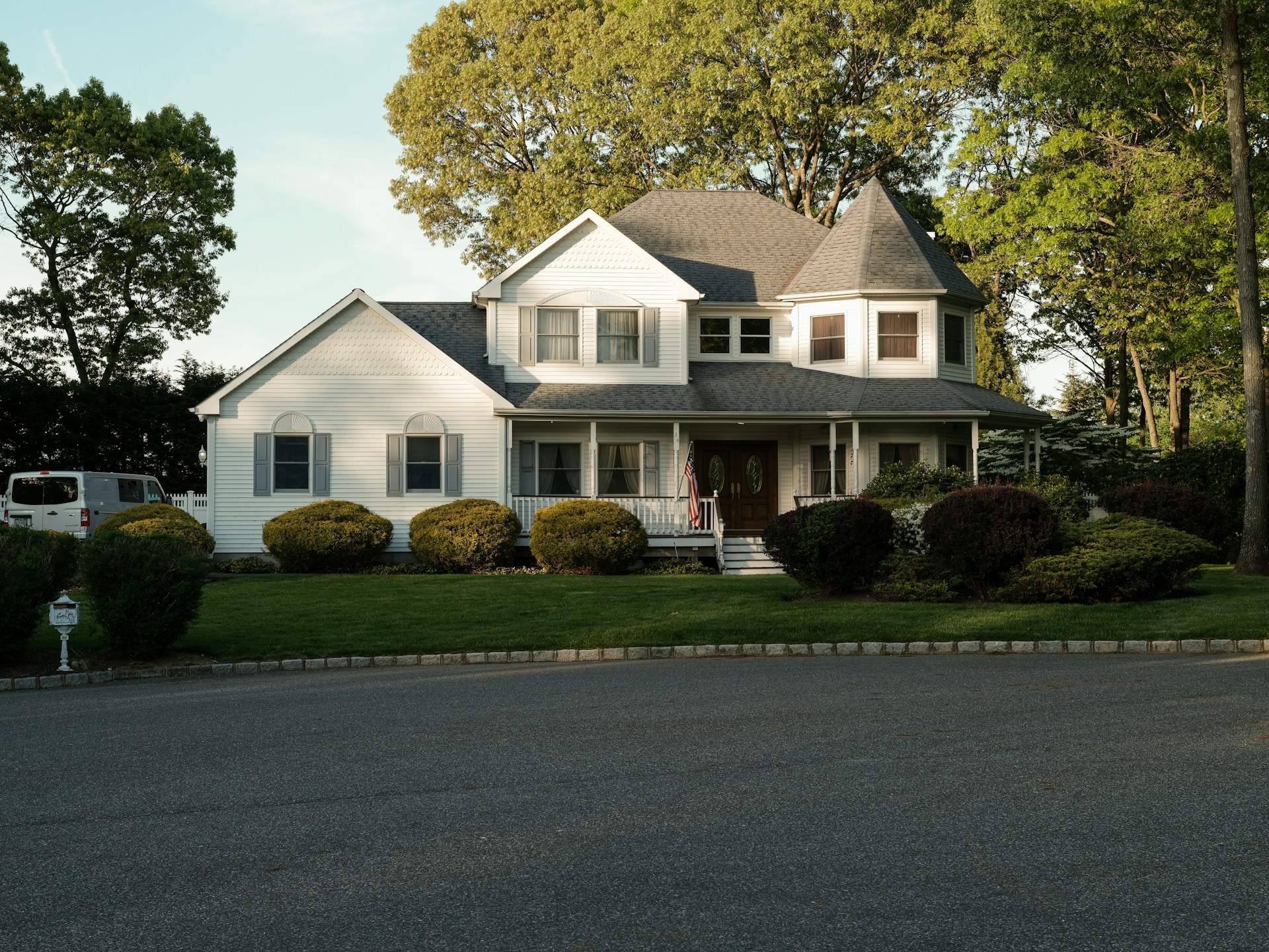 Une maison avec une allée spacieuse | Source : Unsplash