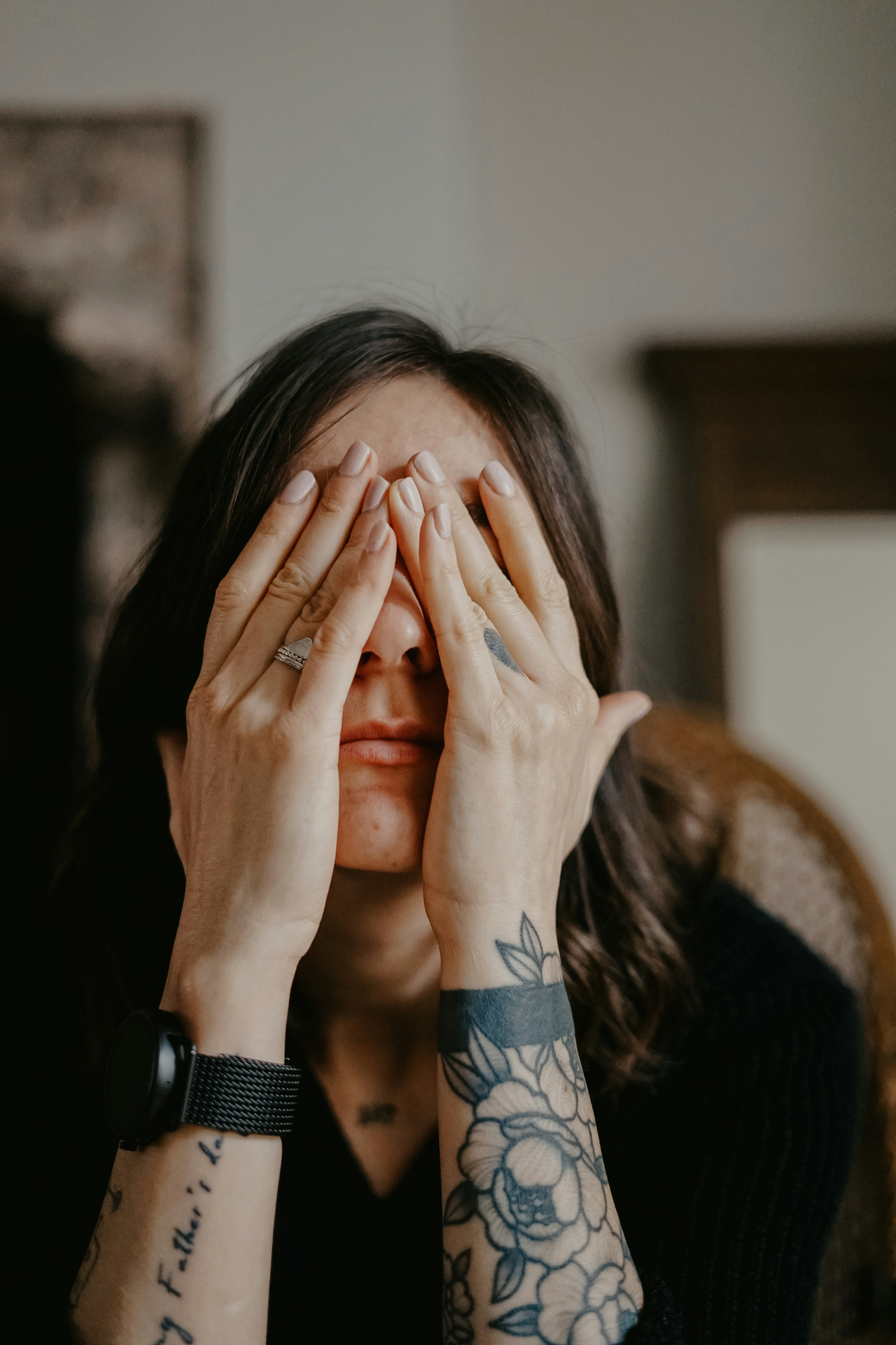 Une femme triste se frottant les yeux | Source : Pexels