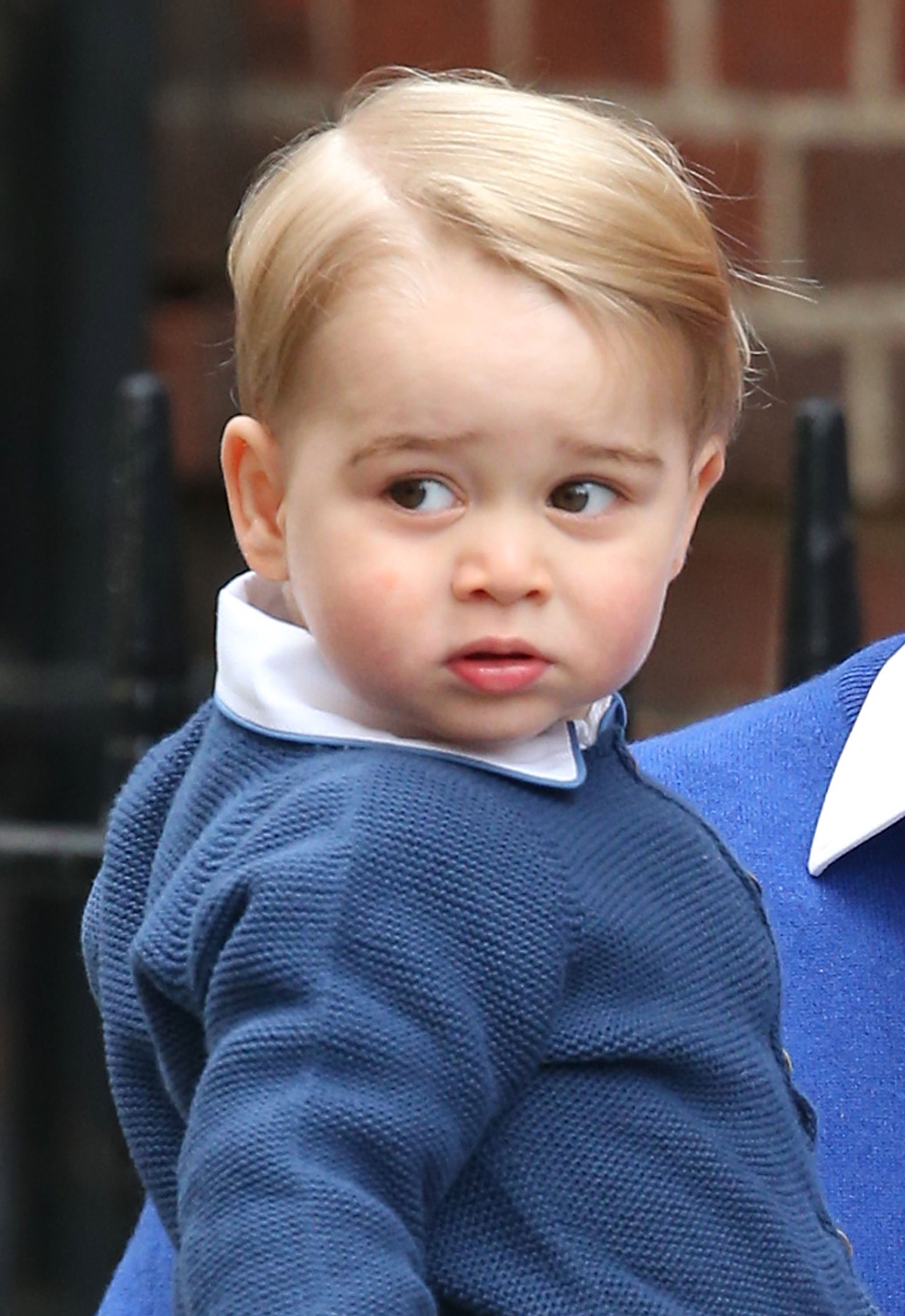 George est retourné à l'aile Lindo avec William le 2 mai, alors que la famille accueillait la princesse Charlotte. Moins de deux ans après avoir quitté ce même hôpital en tant que nouveau-né, il y revenait en tant que grand frère.