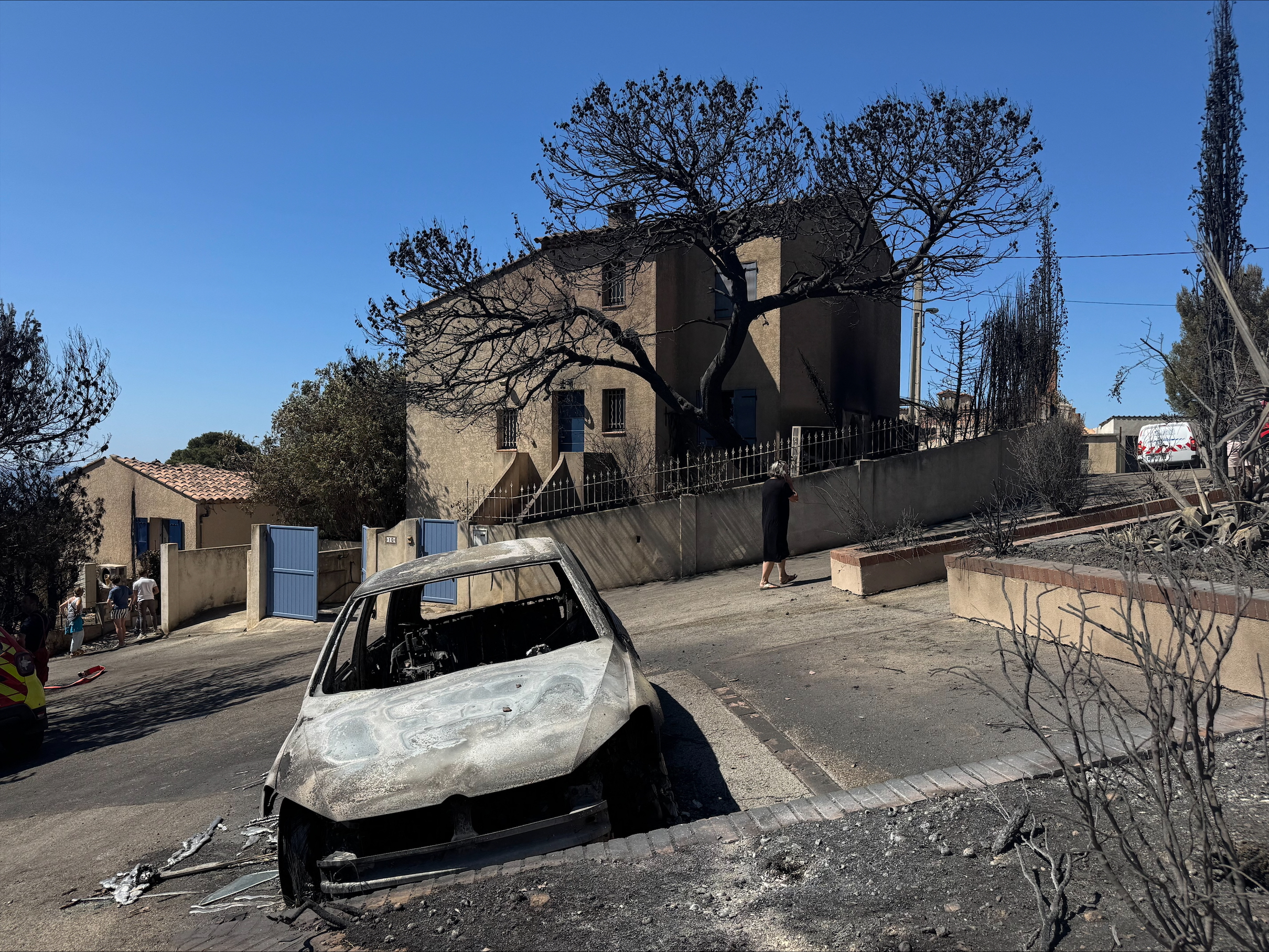 Un véhicule calciné à Campagne Bleue, dans le quartier de L'Estaque à Marseille, dans le sud de la France, le 9 juillet 2025, après qu'un incendie a ravagé des zones proches du centre de cette ville portuaire méditerranéenne I Source : Getty Images