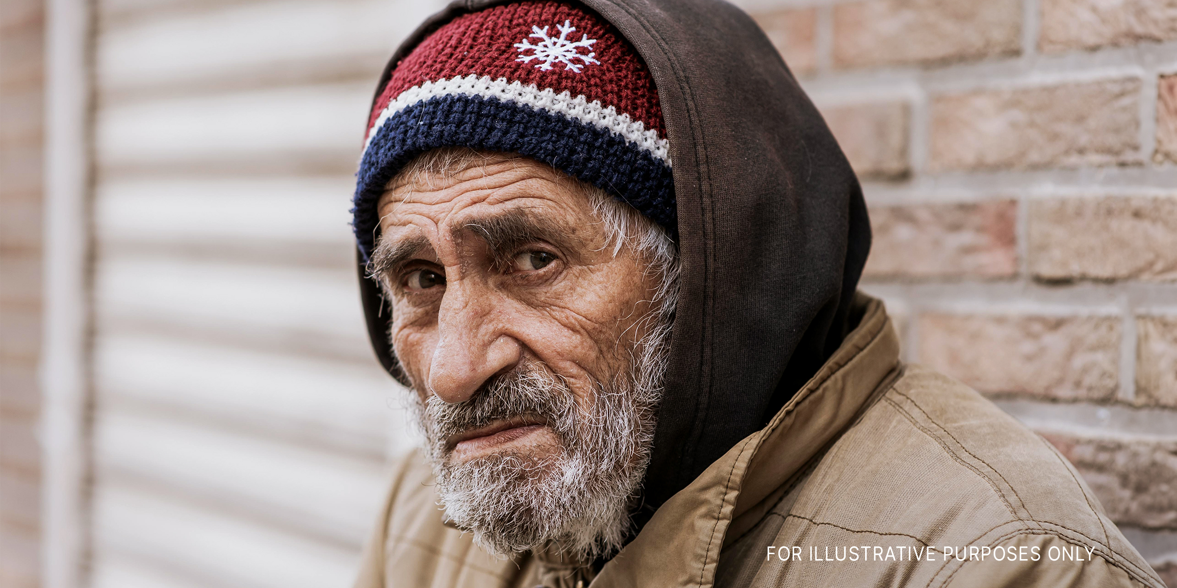Un homme âgé sans abri | Source : freepik.com