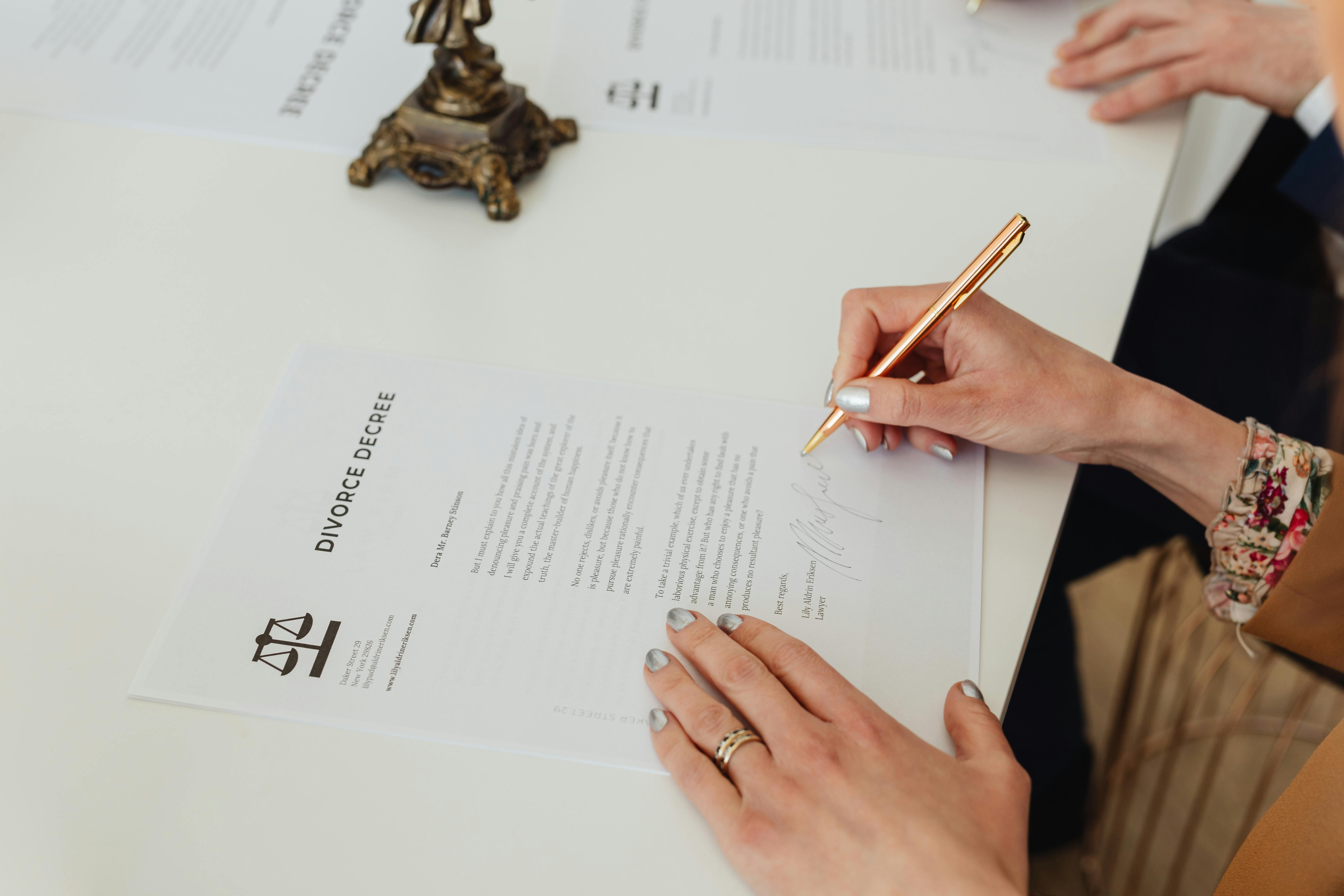 Signature des papiers de divorce | Source : Pexels