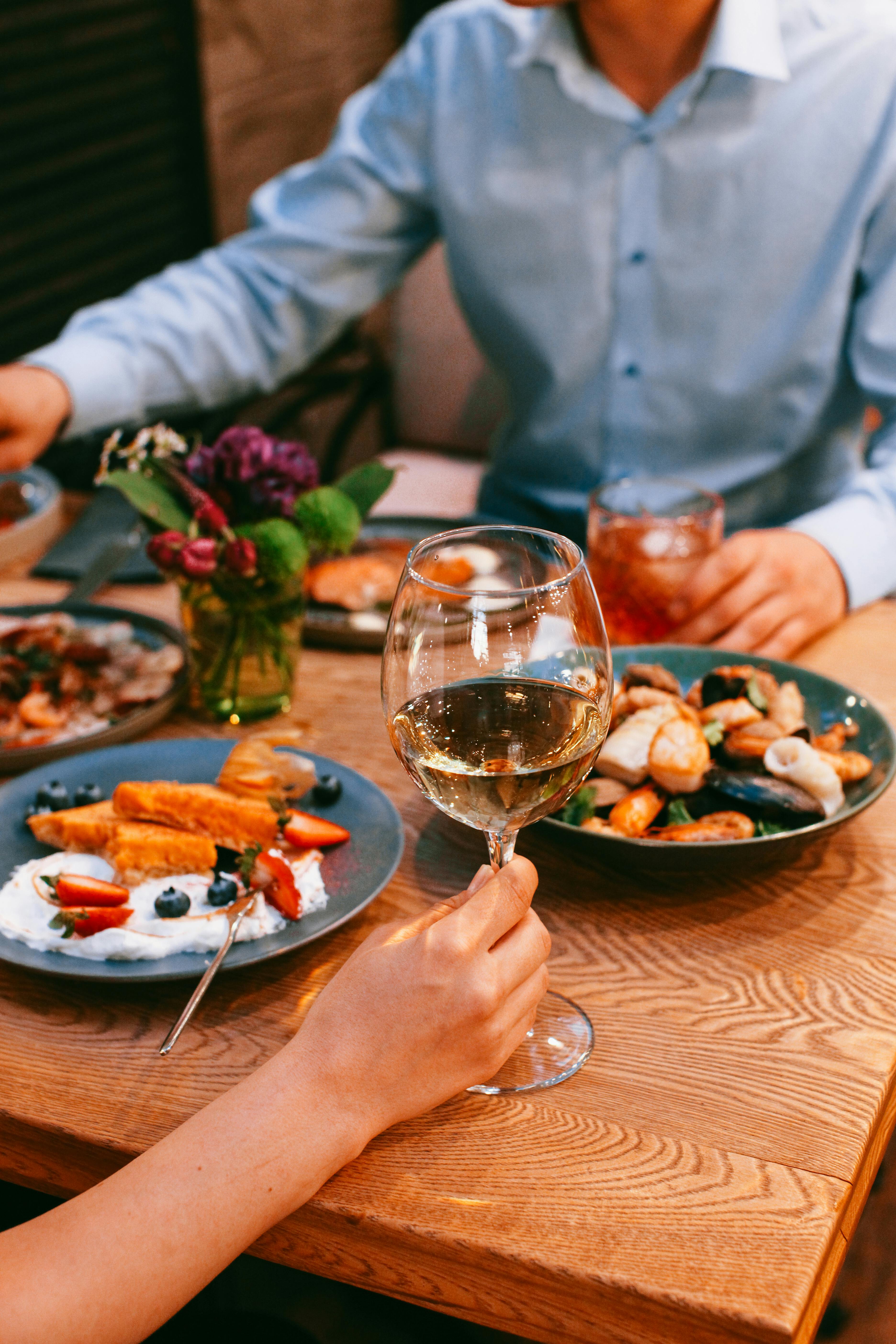 Un couple en train de dîner ensemble | Source : Pexels