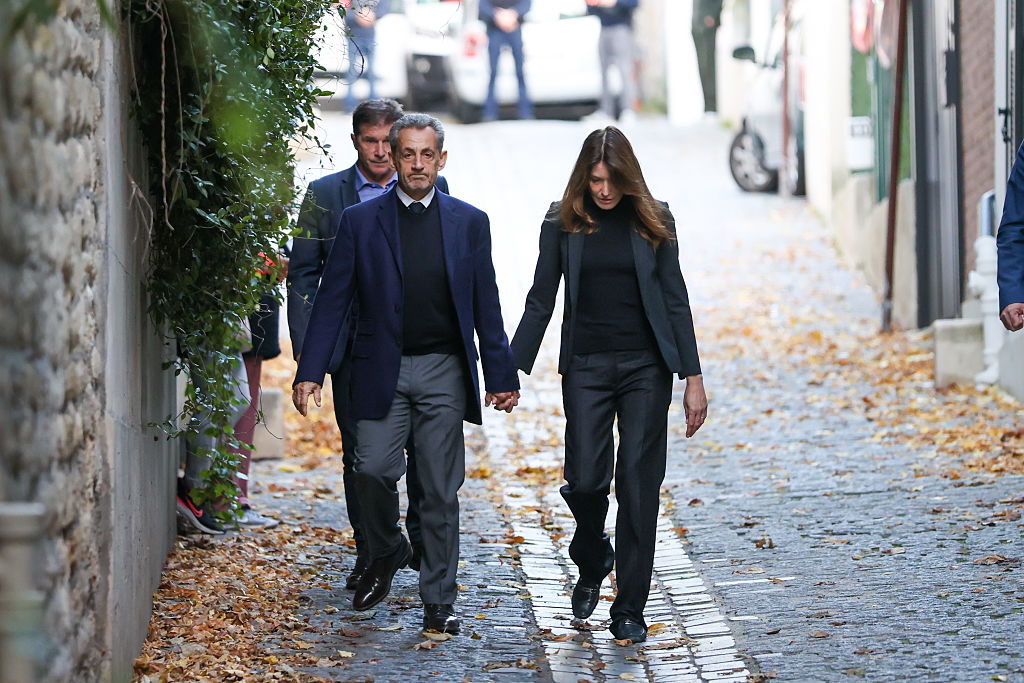 Nicolas Sarkozy et Carla Bruni quittent leur maison à Paris le 21 octobre 2025. | Source : Getty Images