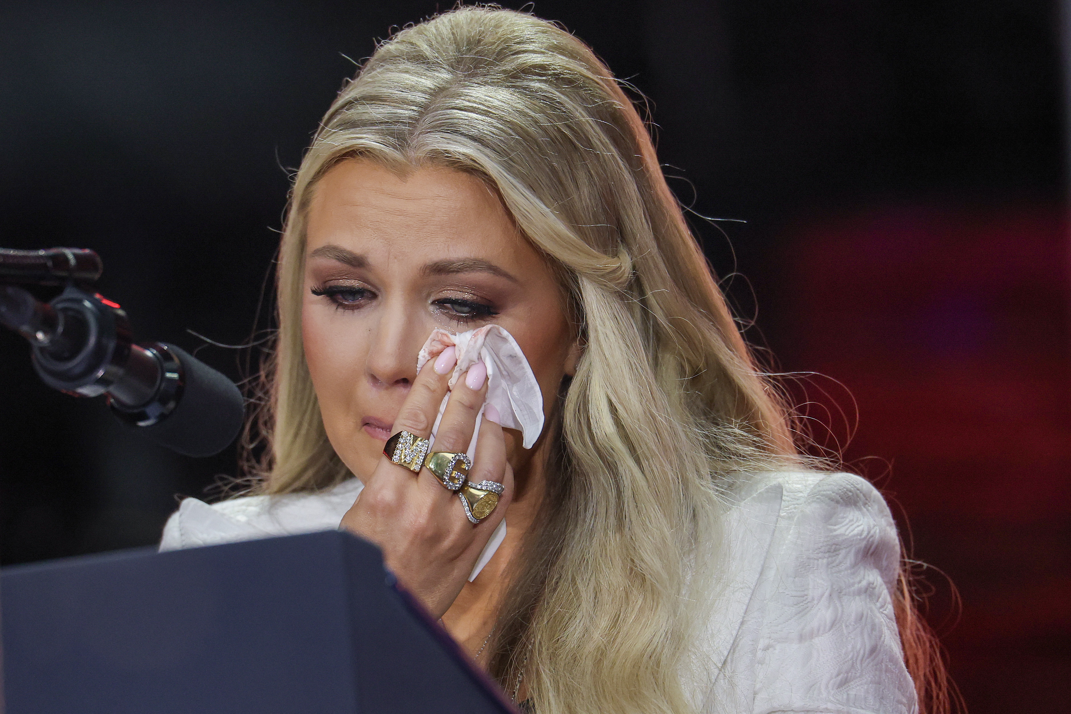 Erika Kirk, en larmes, sur scène. | Source : Getty Images
