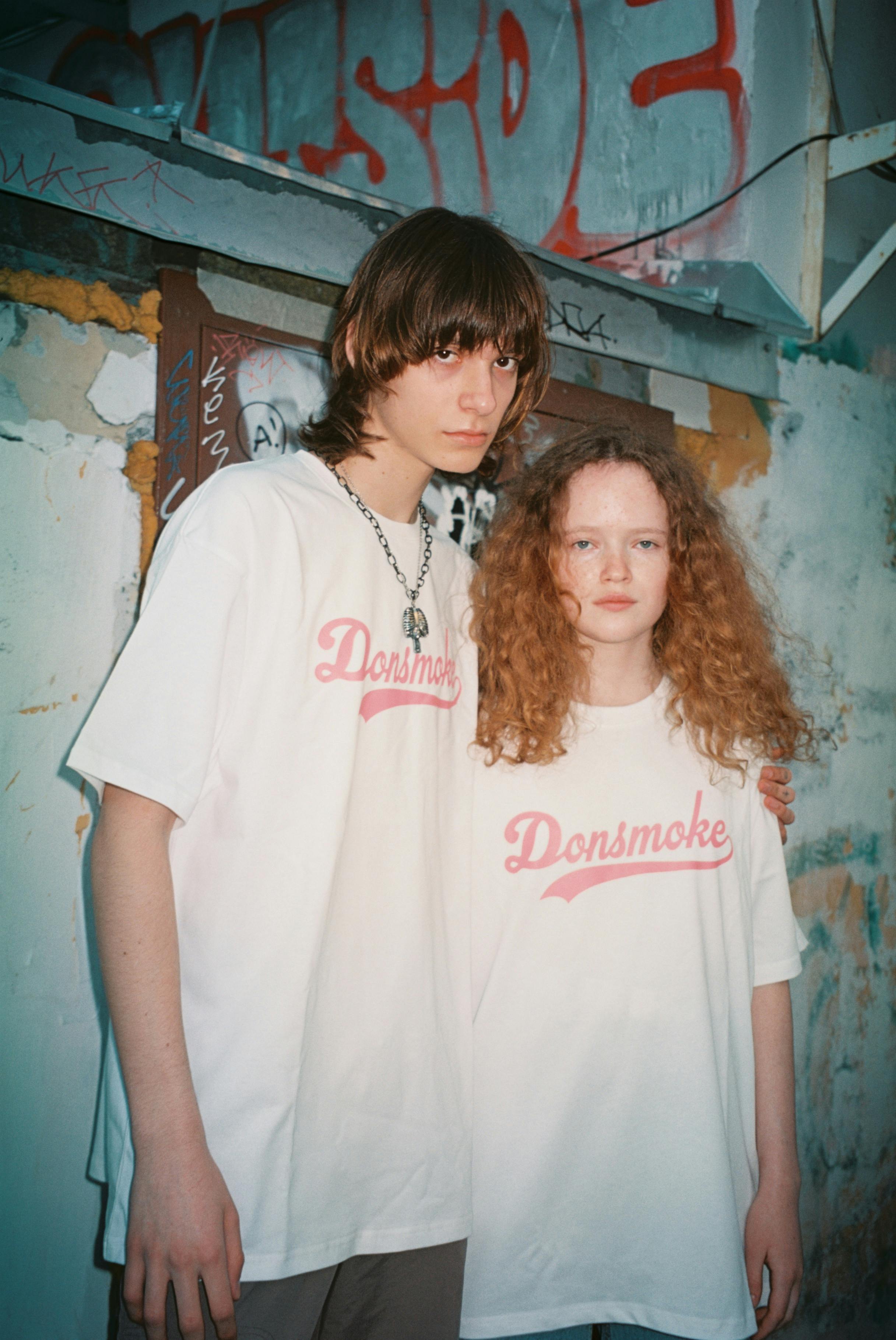 Un couple d'adolescents malheureux posant pour une photo | Source : Pexels