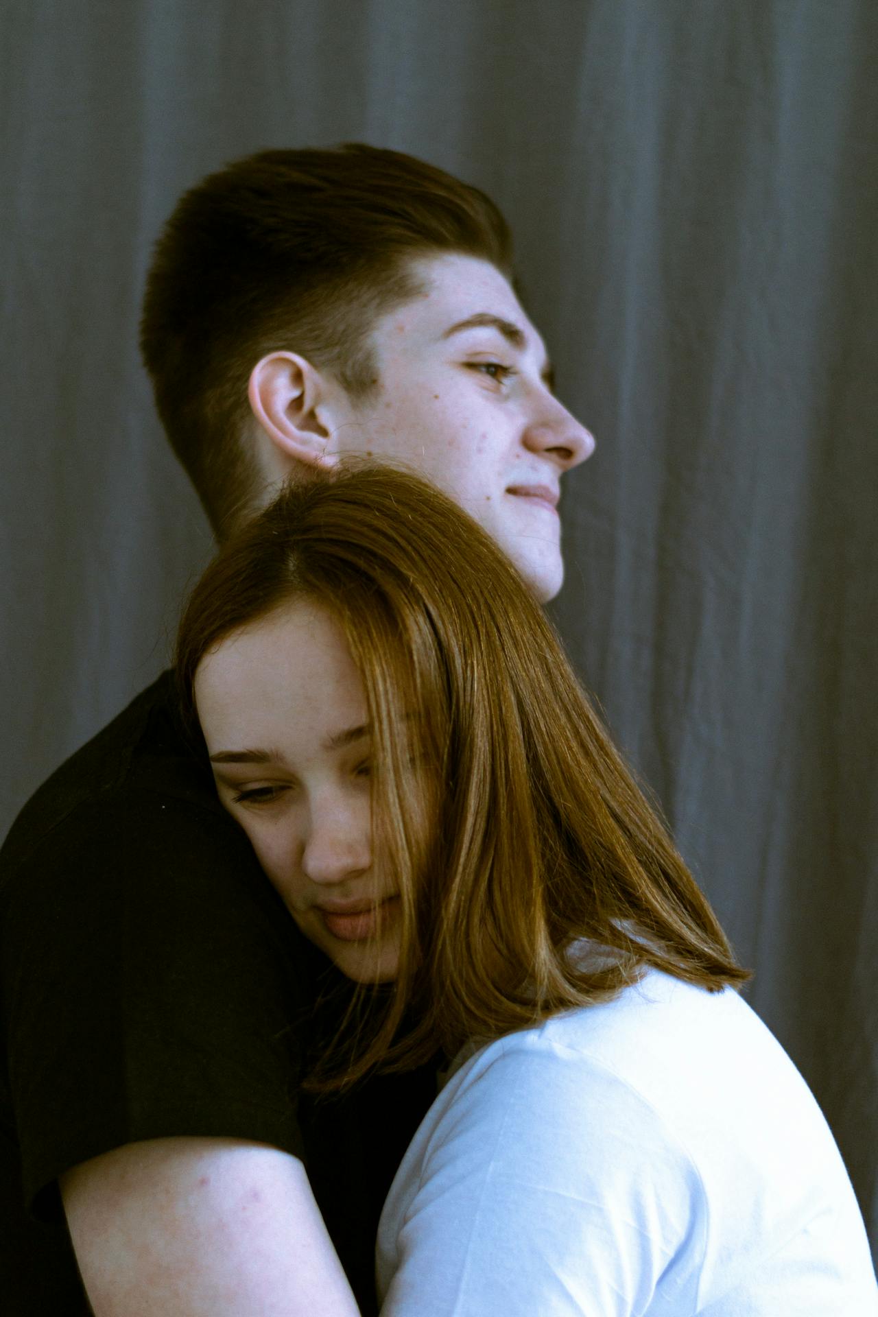 Un jeune homme et une jeune femme qui s'enlacent | Source : Pexels