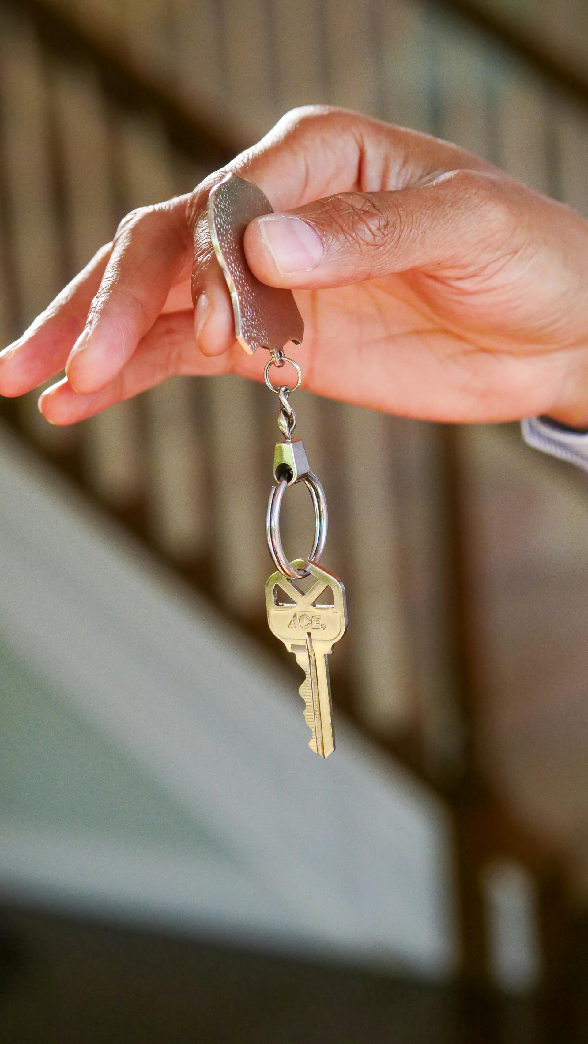 Une personne tendant une clé | Source : Pexels