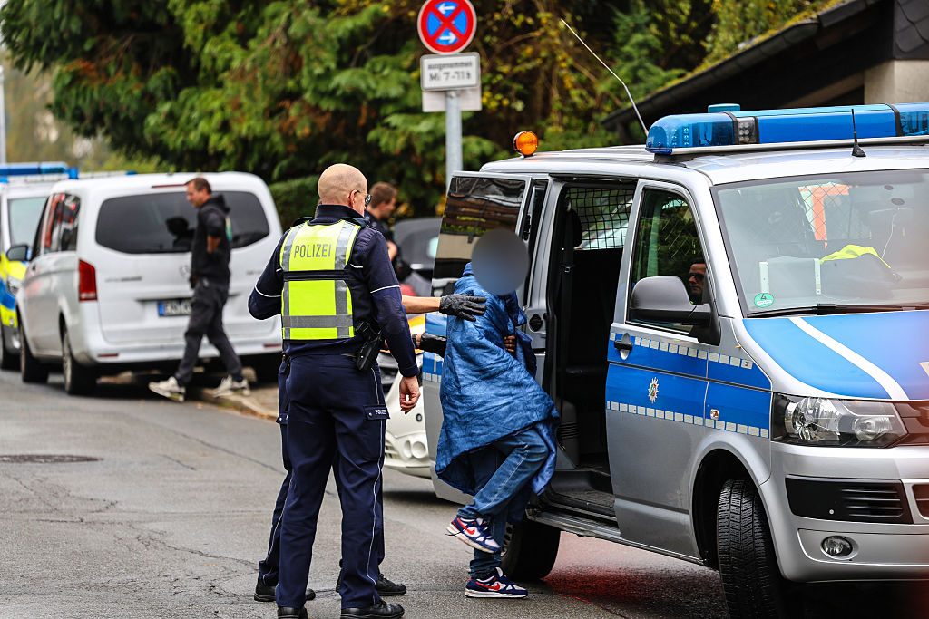 Des policiers font monter un adolescent dans une voiture de police. La nouvelle maire élue de Herdecke, Iris Stalzer (SPD), a été retrouvée gravement blessée dans son appartement, le 7 octobre 2025. Selon des sources proches des services de sécurité, elle aurait été poignardée à plusieurs reprises | Source : Getty Images