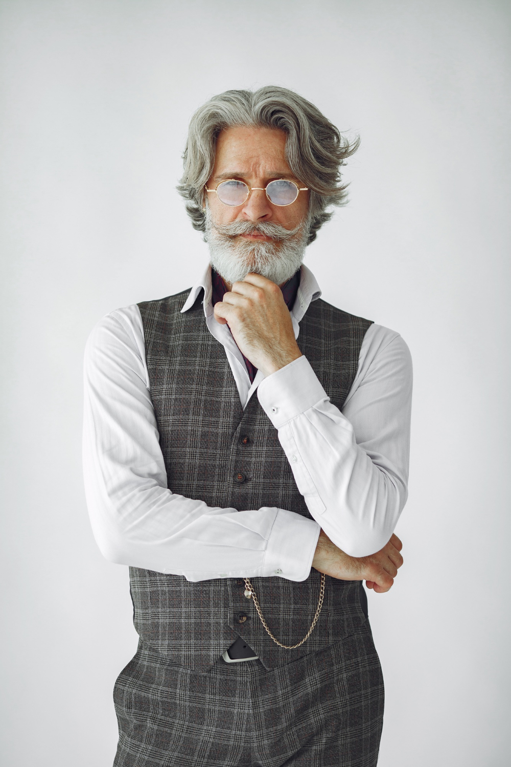 Un homme âgé élégant | Source : Freepik