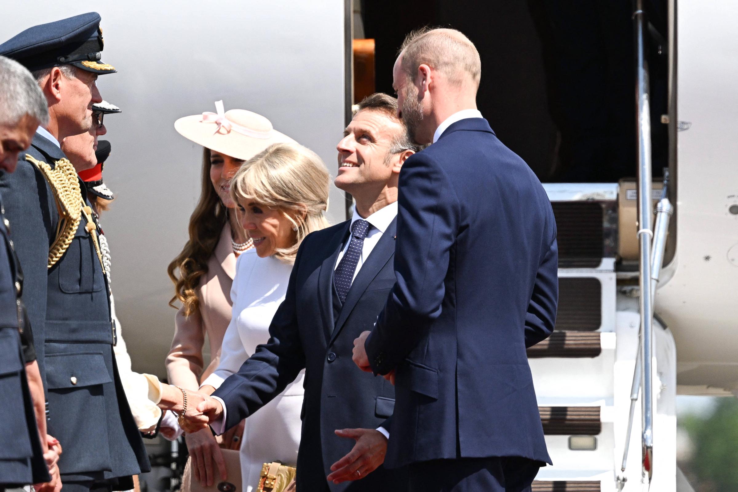 Emmanuel et Brigitte Macron saluent le groupe d'accueil, dont le prince William et la princesse Catherine, à leur arrivée en Grande-Bretagne pour leur visite de trois jours. | Source : Getty Images