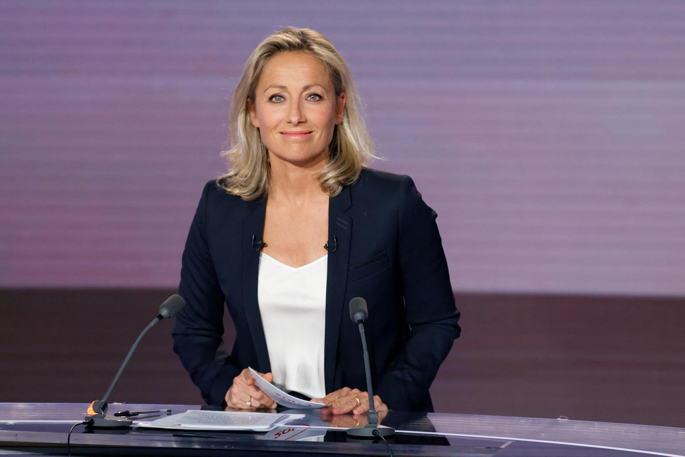 La journaliste et animatrice de télévision française Anne-Sophie Lapix pose avant de présenter le journal télévisé du soir de la chaîne de télévision française France 2, le 24 avril 2022 I Source : Getty Images