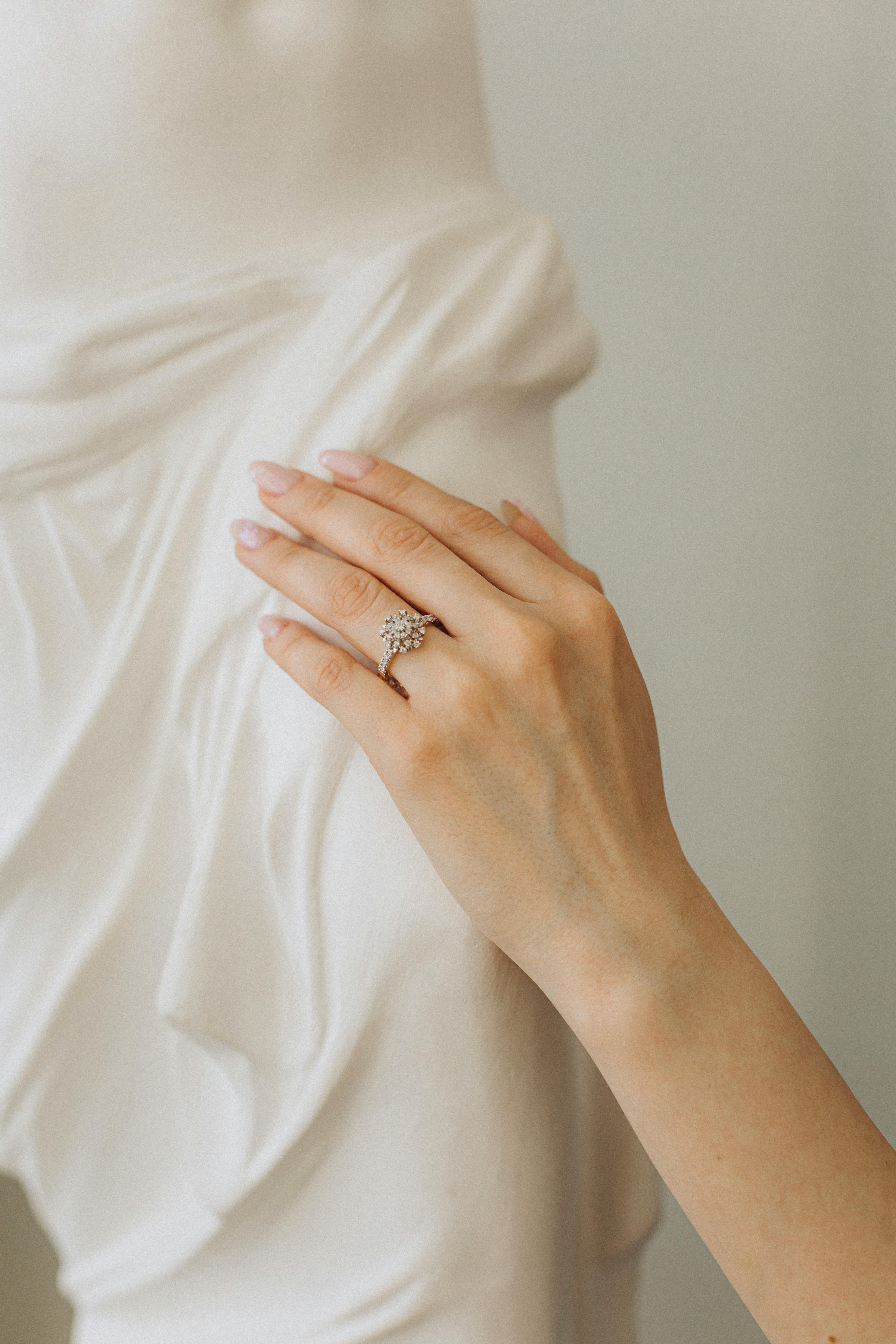 Gros plan sur la bague d'une femme | Source : Pexels