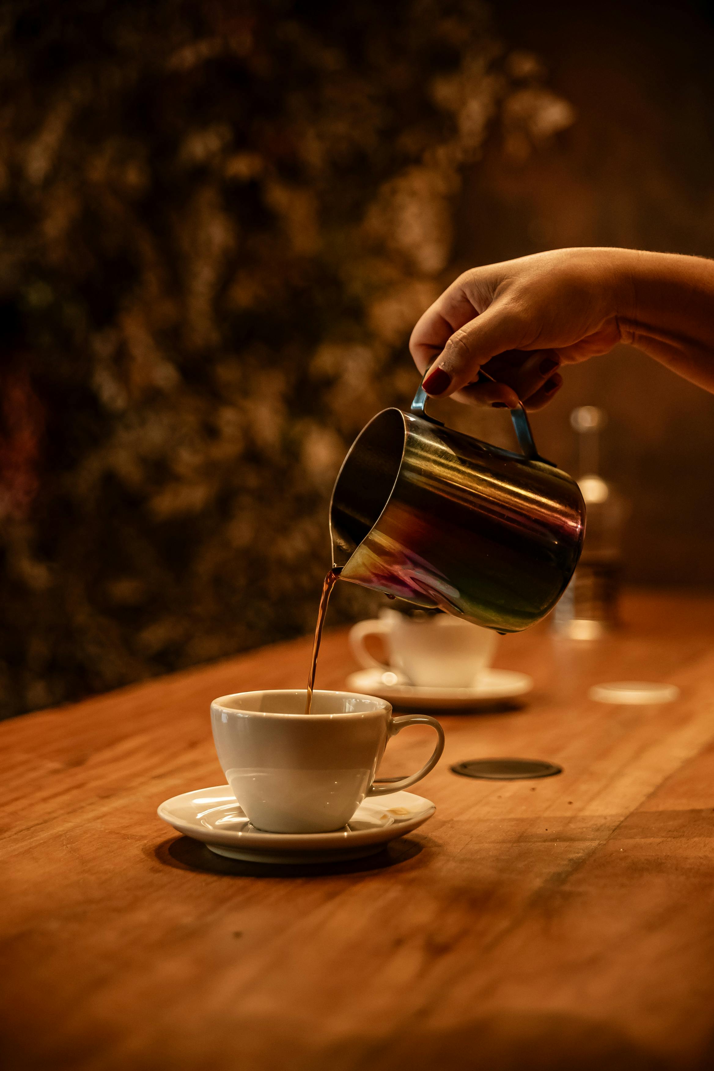 Une femme qui verse du café | Source : Pexels