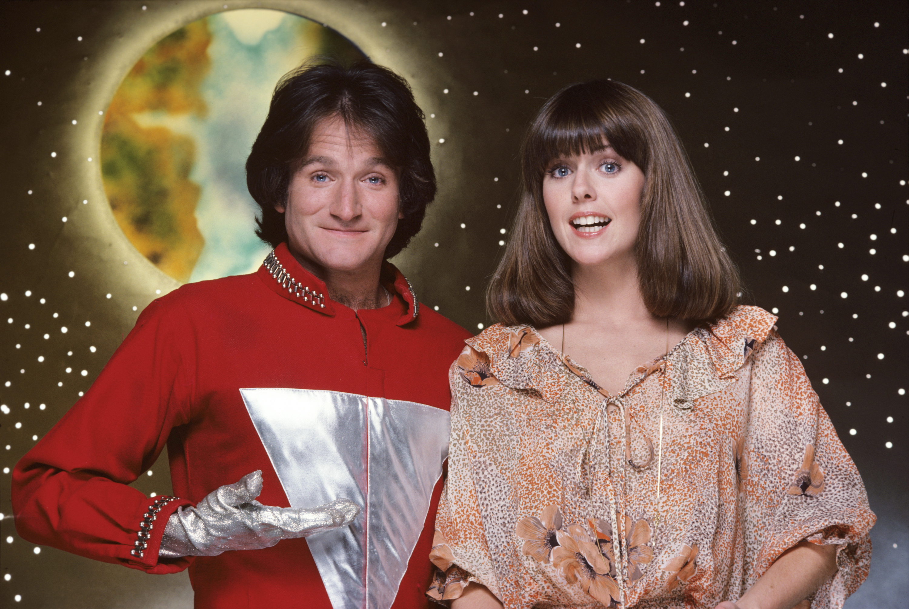 Robin Willism et Pam Dawber dans leurs rôles respectifs dans la première saison de "Mork & Mindy" en 1978. I Source : Getty Images
