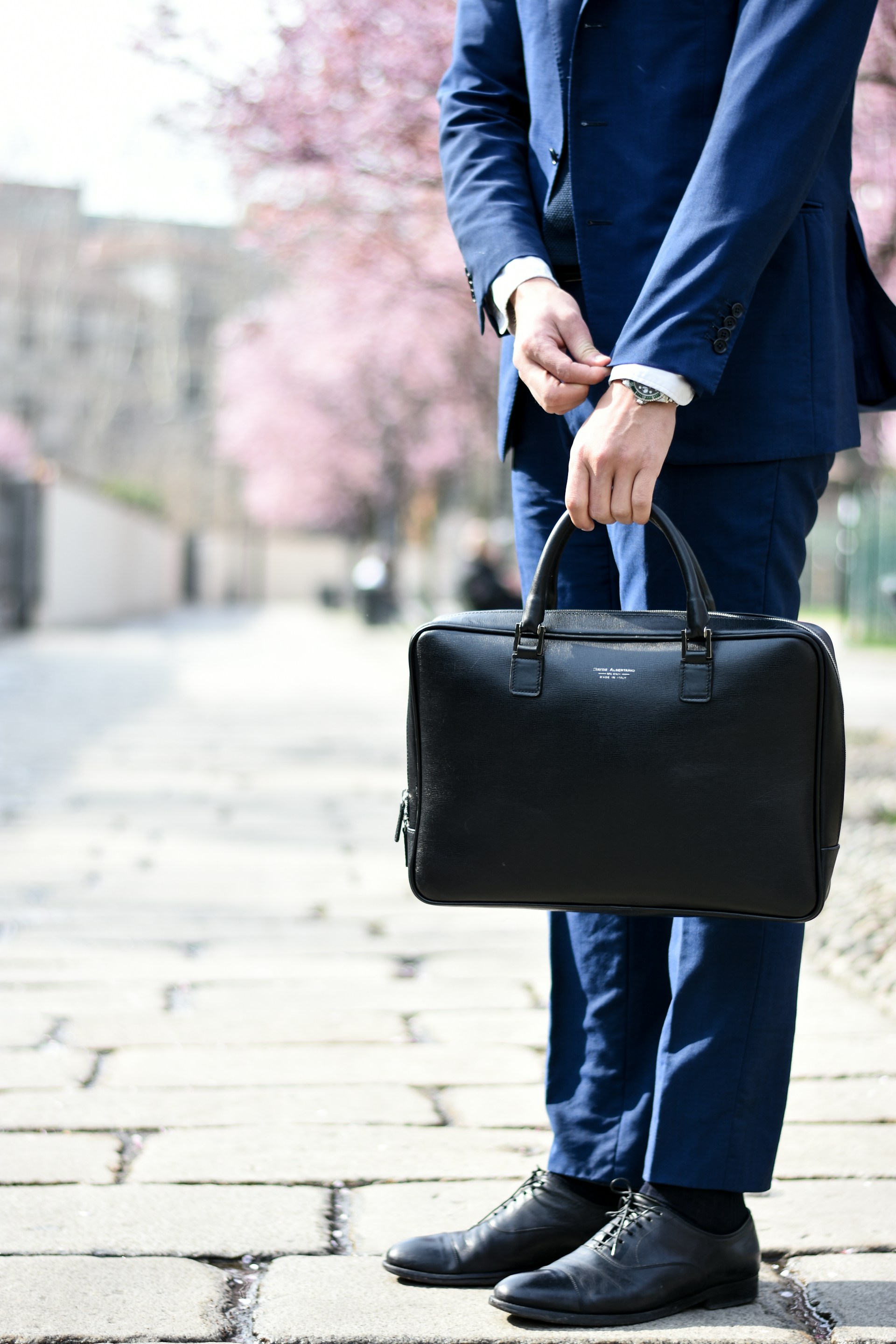 Un homme tenant un sac en cuir | Source : Unsplash