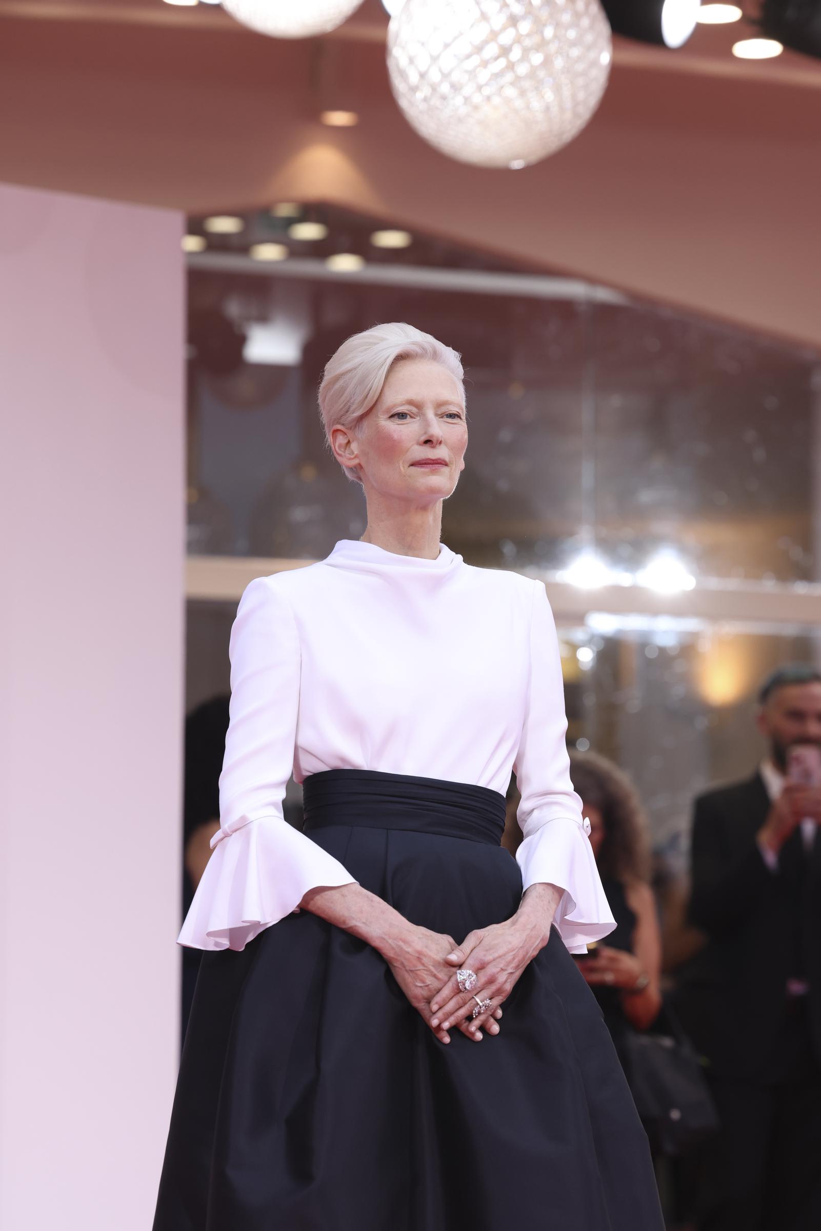 Tilda Swinton sur le tapis rouge de « La Grazia » lors de la 82e Mostra de Venise, le 27 août 2025, en Italie | Source : Getty Images