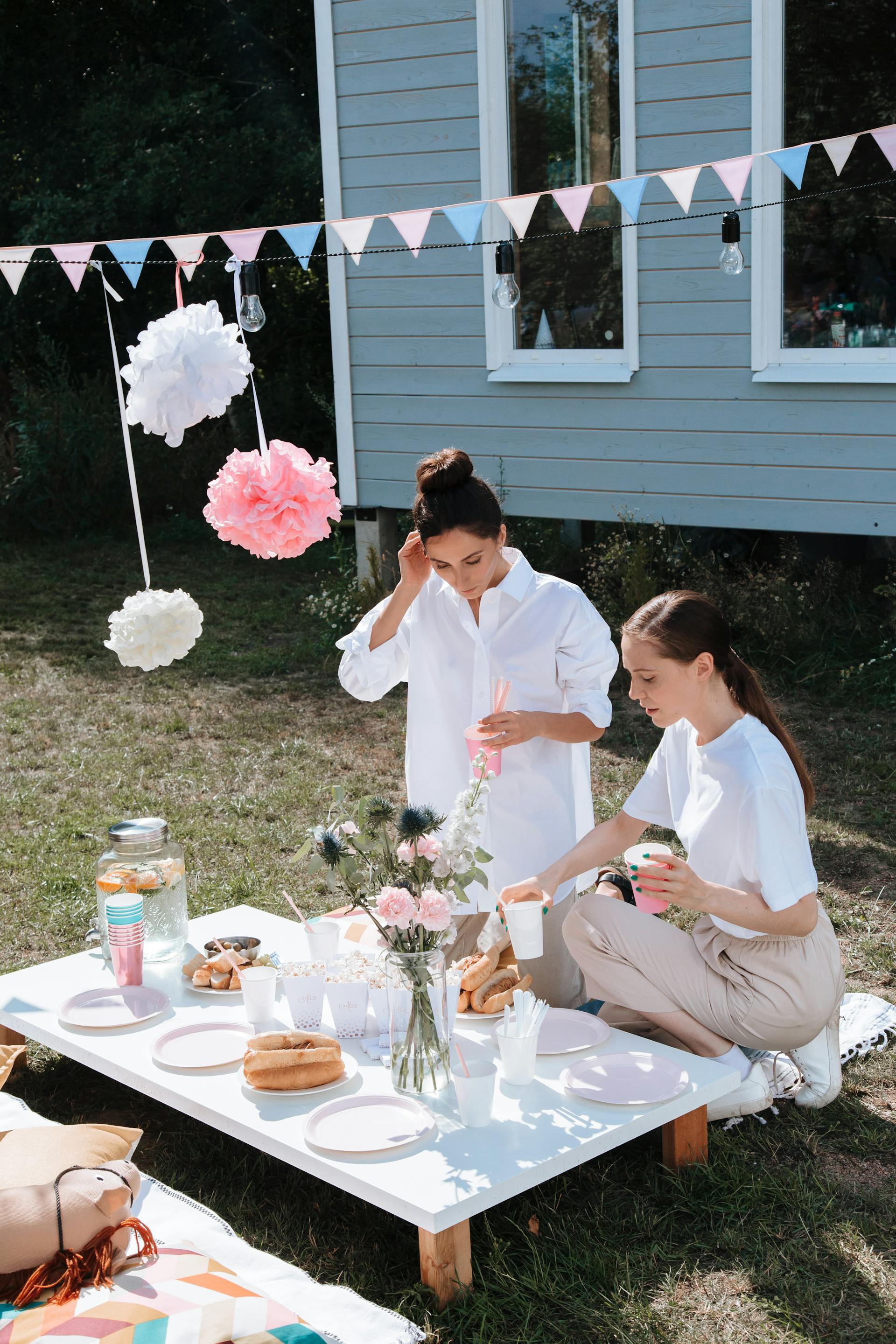 Deux femmes lors d'une fête dans une cour | Source : Pexels