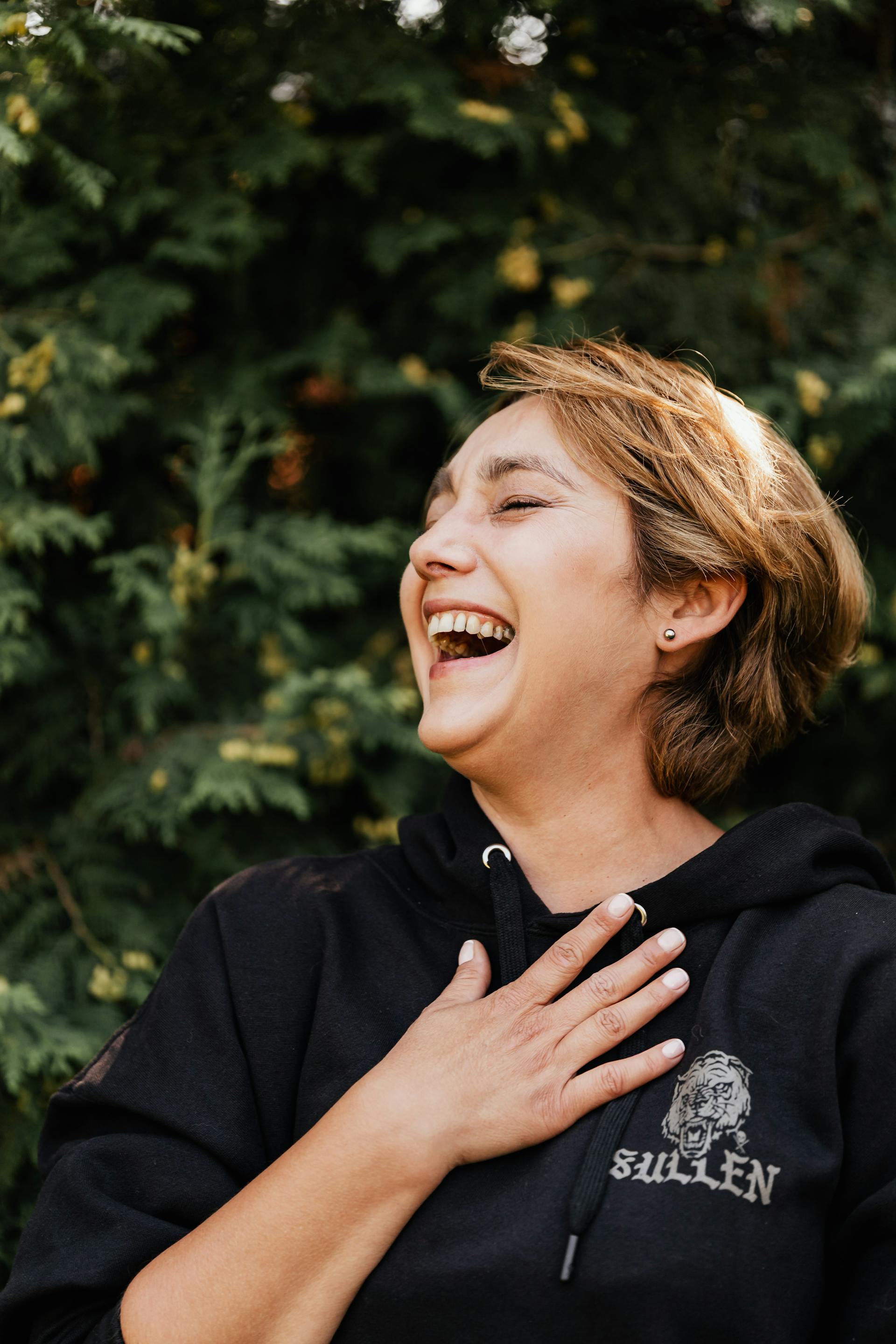Une femme qui rit | Source : Pexels
