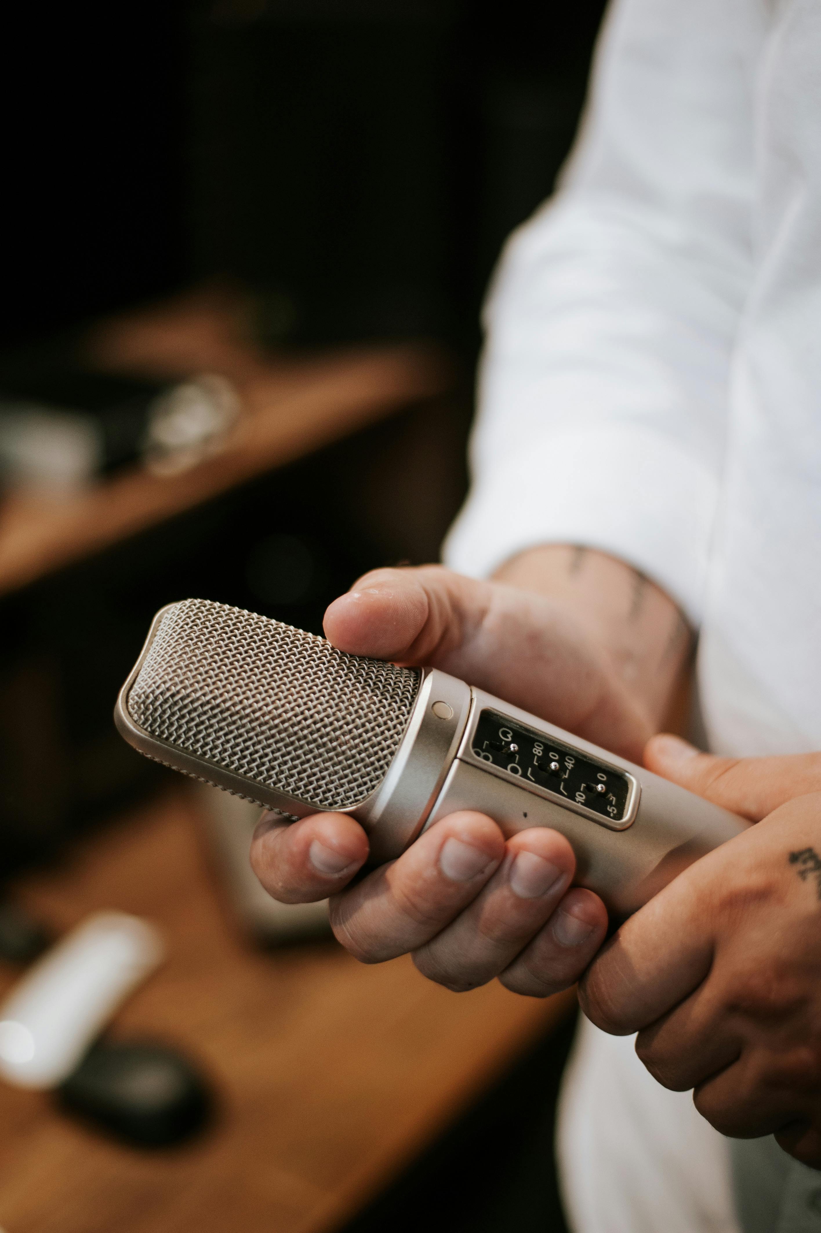 Un homme tenant un microphone | Source : Pexels