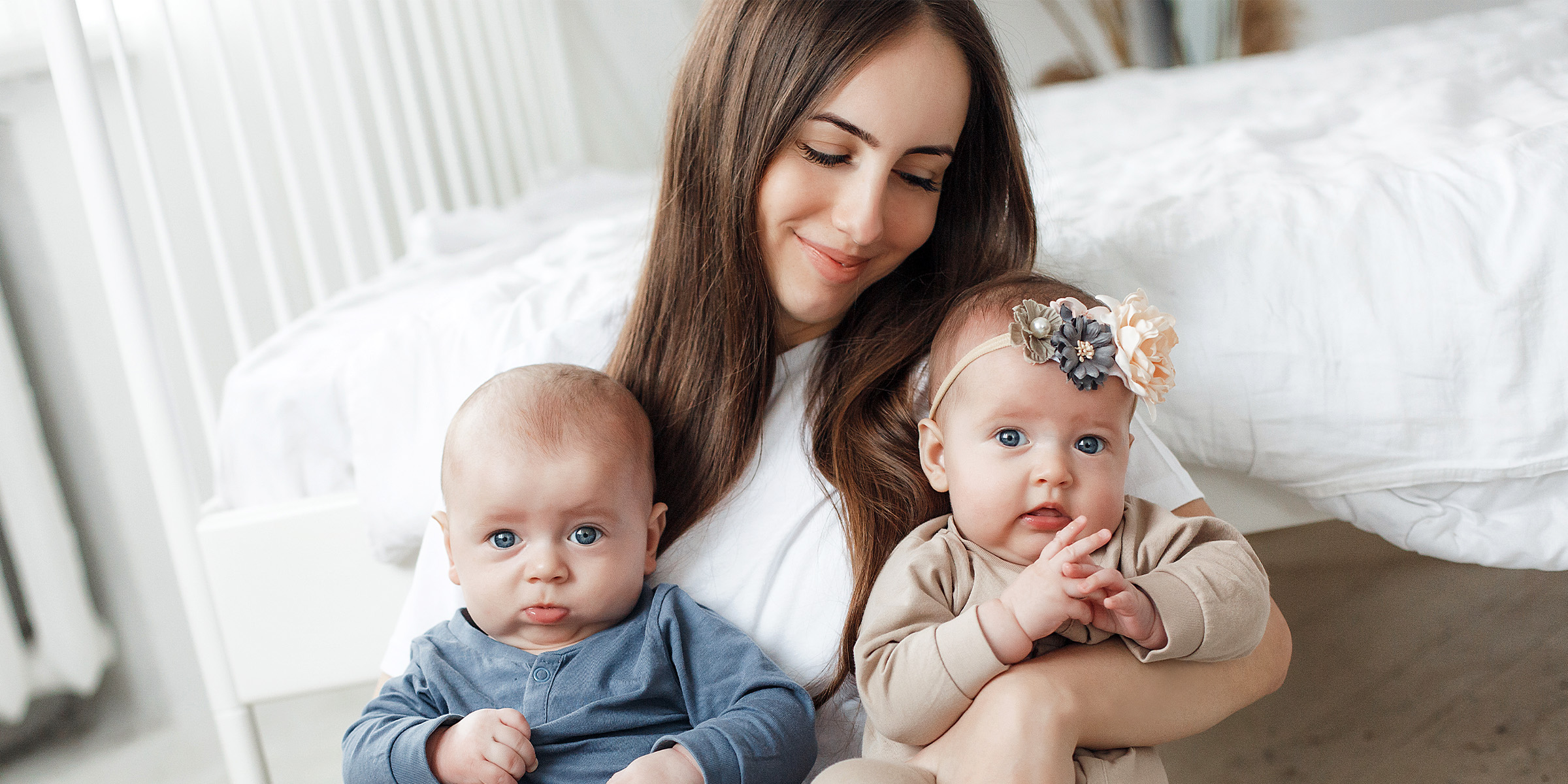 Une femme tenant ses bébés | Source : Freepik