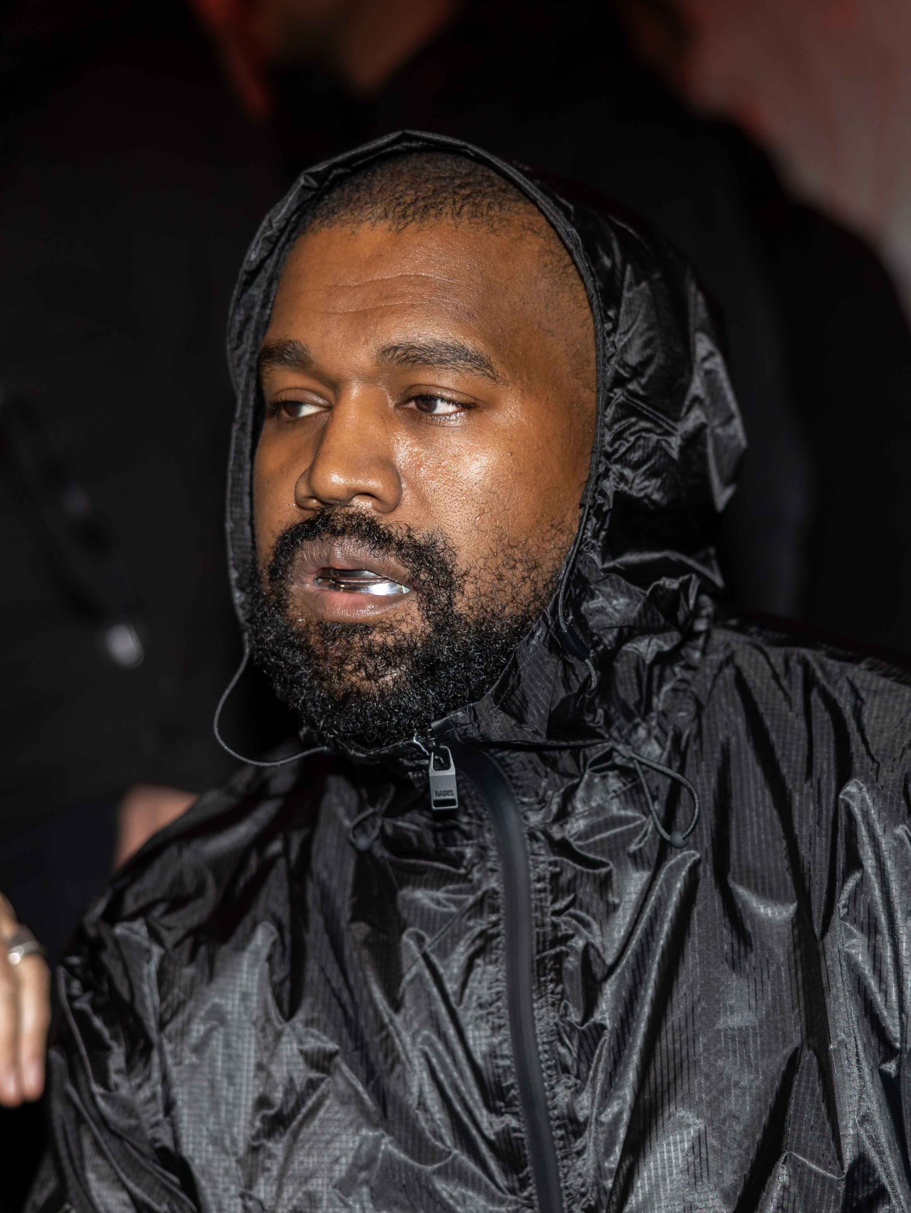 Kanye West assis au premier rang du défilé Marni lors de la Fashion Week de Milan Automne/Hiver 2024-2025 en Italie, le 23 février 2024 | Source : Getty Images