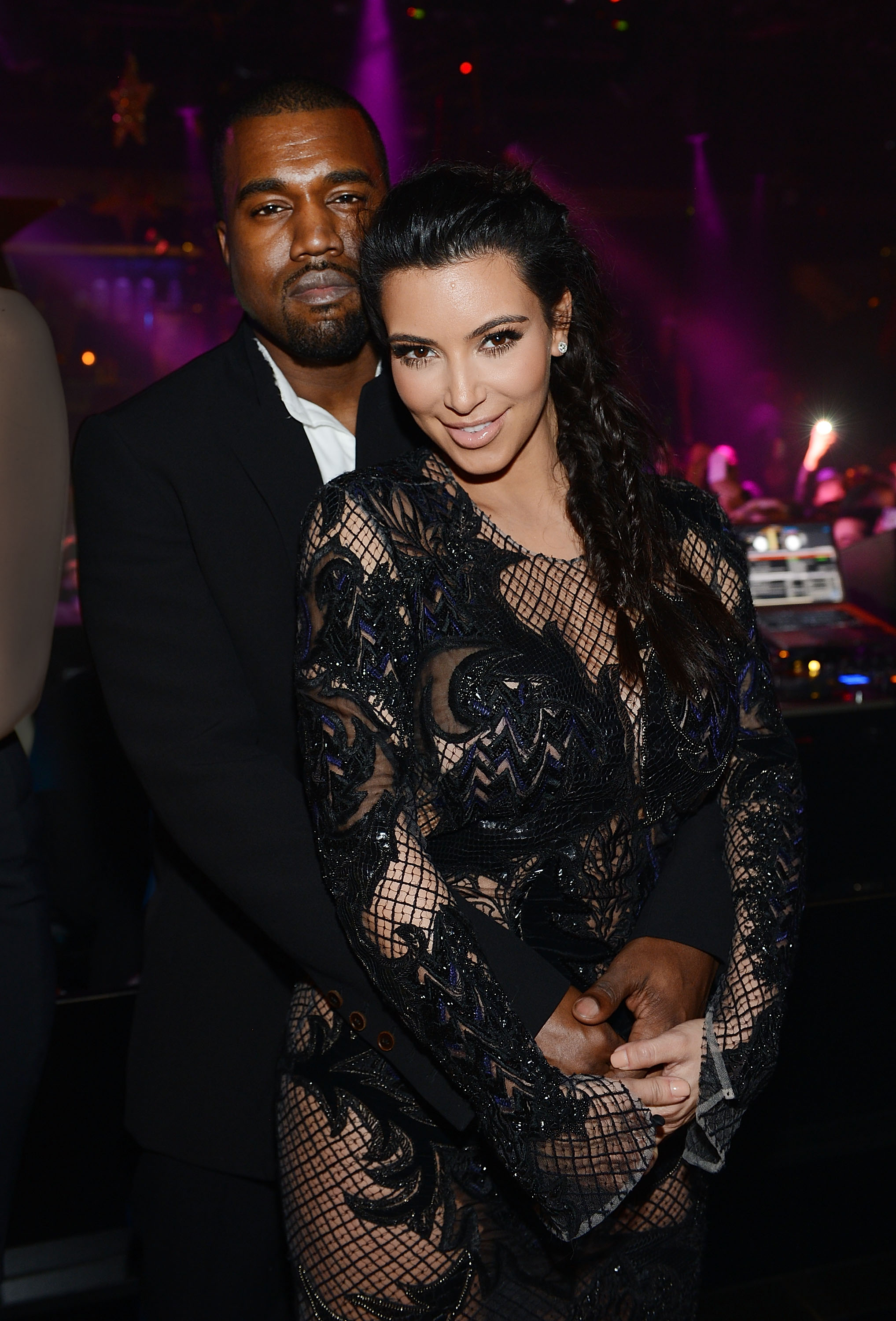 Kanye West et Kim Kardashian célèbrent le compte à rebours du réveillon du 31 décembre 2012, à Las Vegas, dans le Nevada. | Source : Getty Images