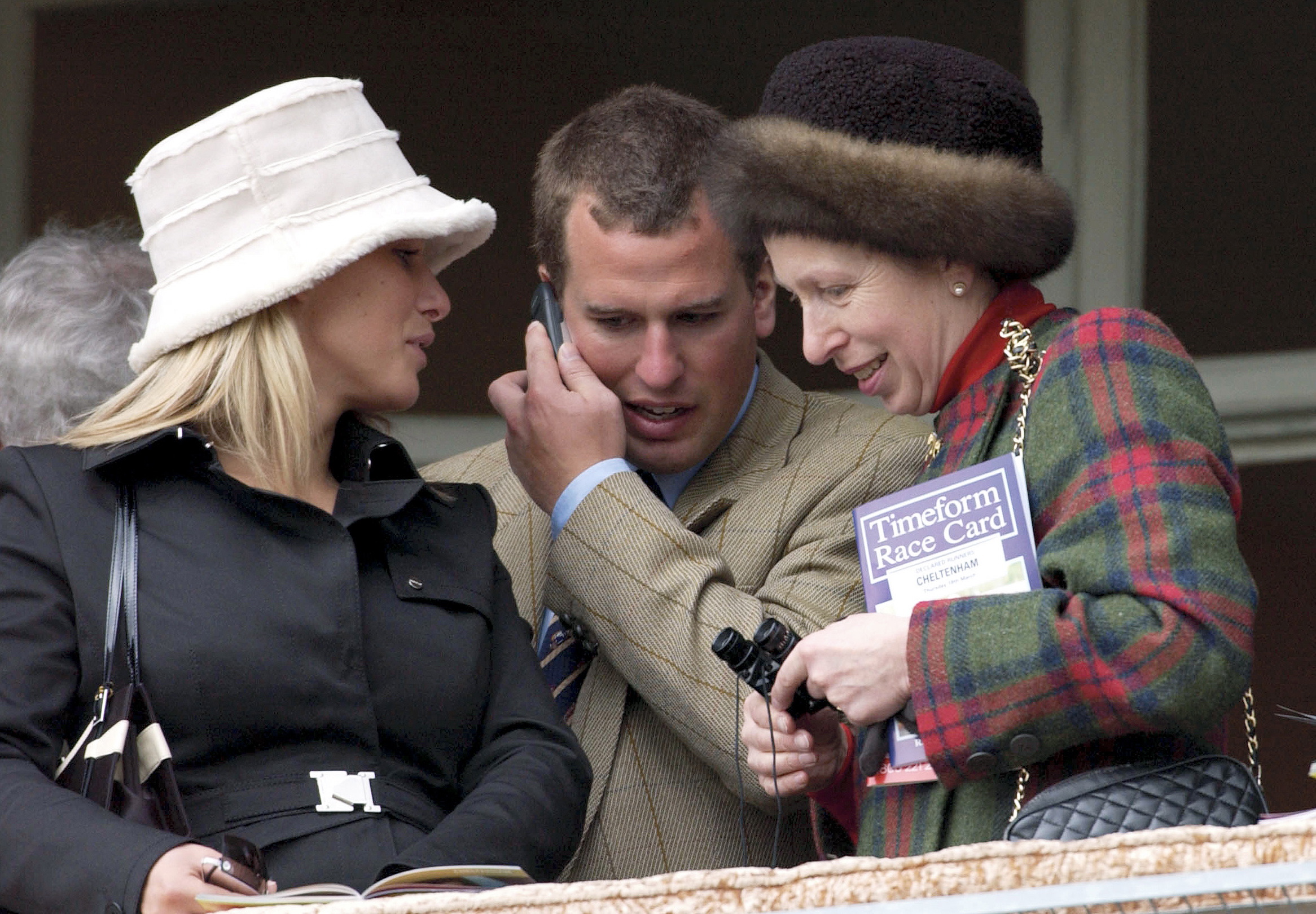 Zara Tindall, Peter Phillips et la princesse Anne assistent au National Hunt Festival at Cheltenham Races le 18 mars 2004, à Cheltenham, en Angleterre. | Source : Getty Images