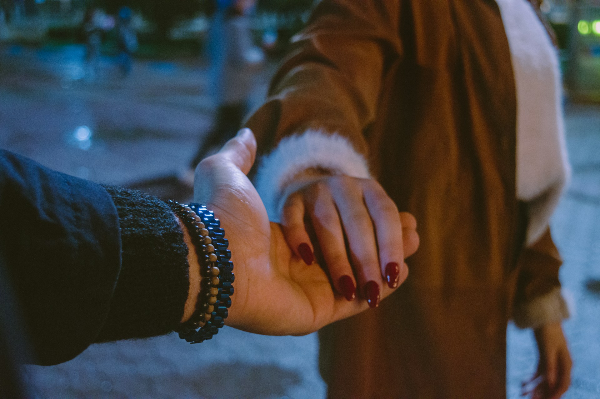 Un couple se tenant par la main | Source : Unsplash