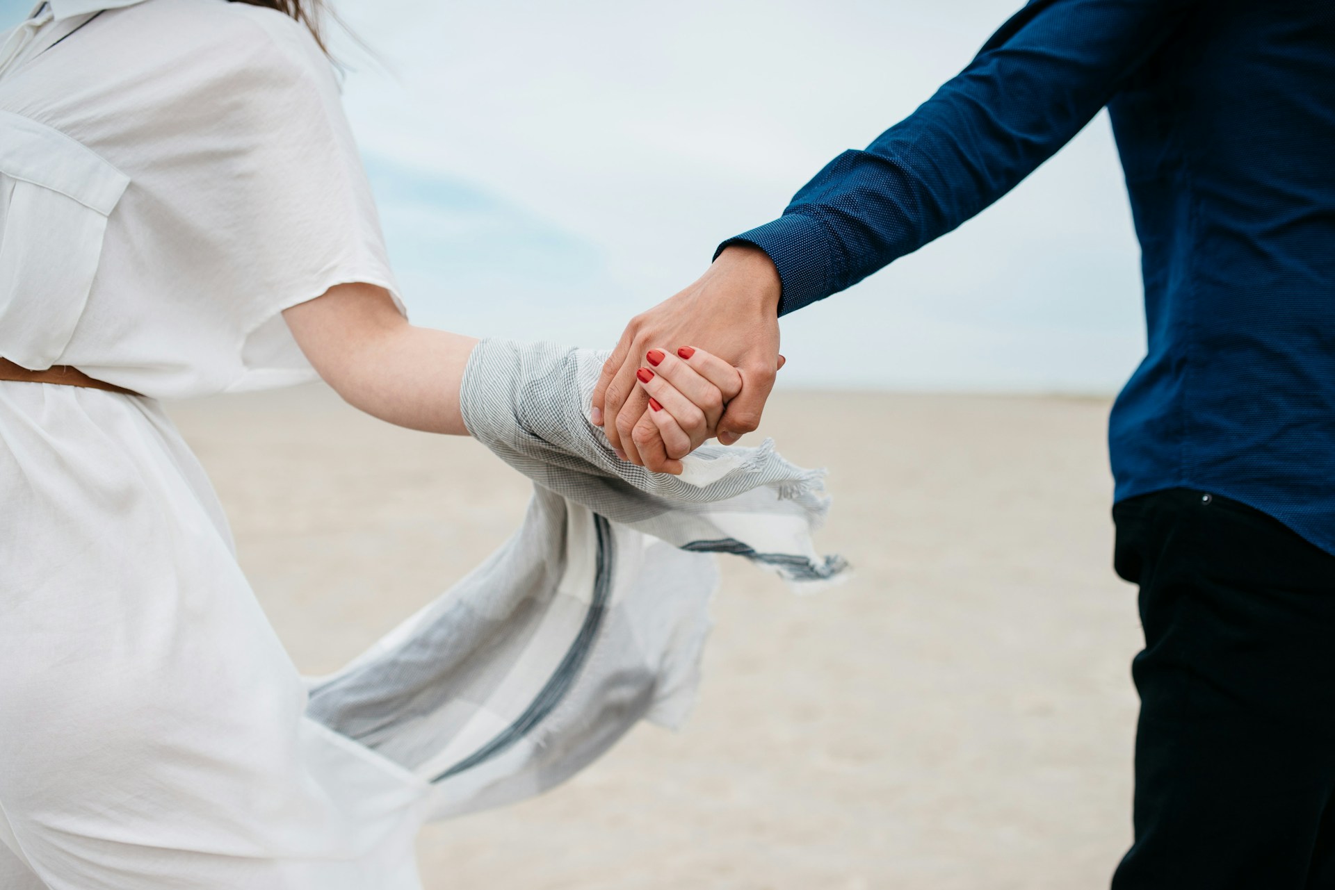 Un couple se tenant par la main | Source : Unsplash
