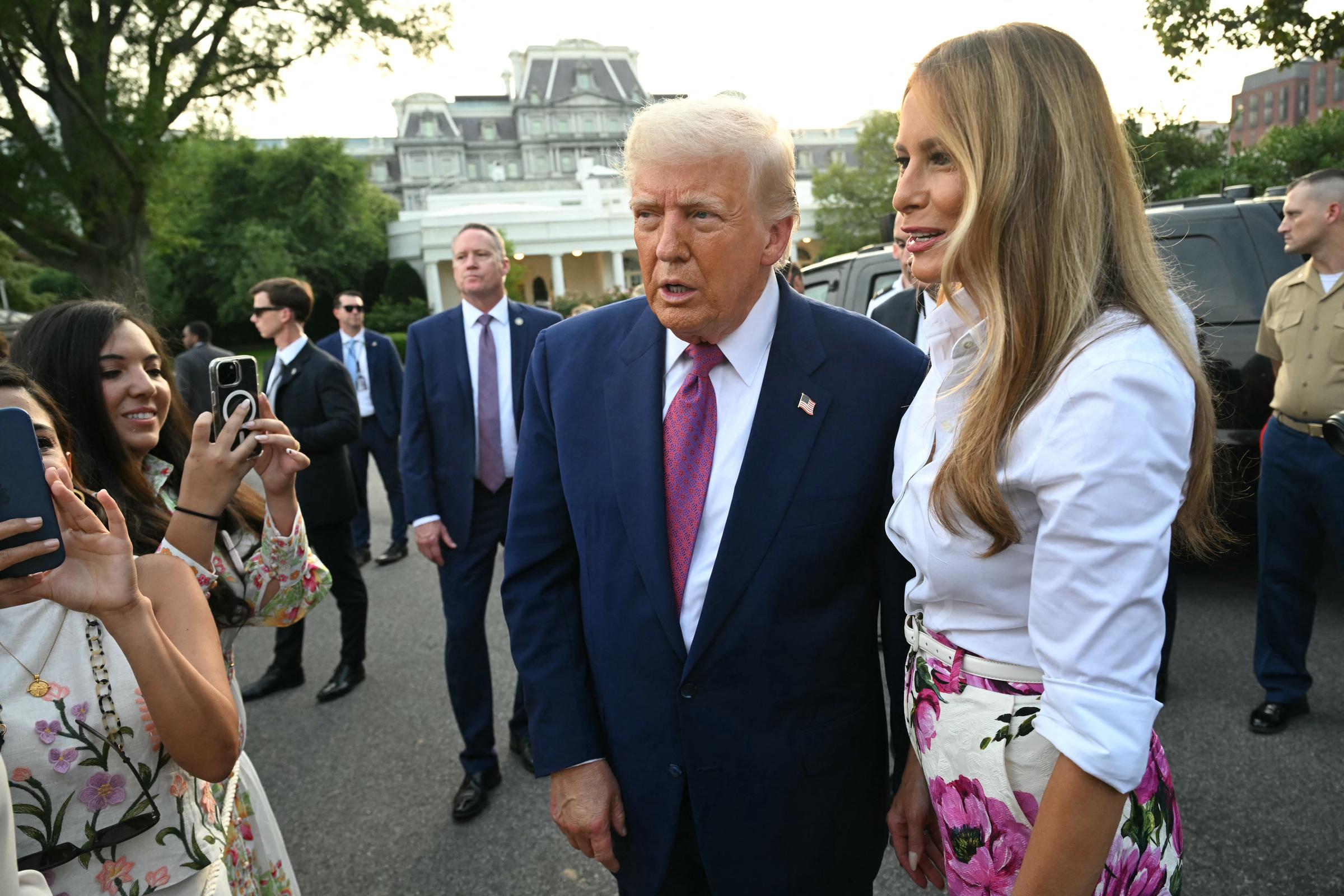 Donald et Melania Trump saluent les participants à leur arrivée au pique-nique du Congrès sur la pelouse sud de la Maison Blanche, le 12 juin 2025 à Washington, DC | Source : Getty Images