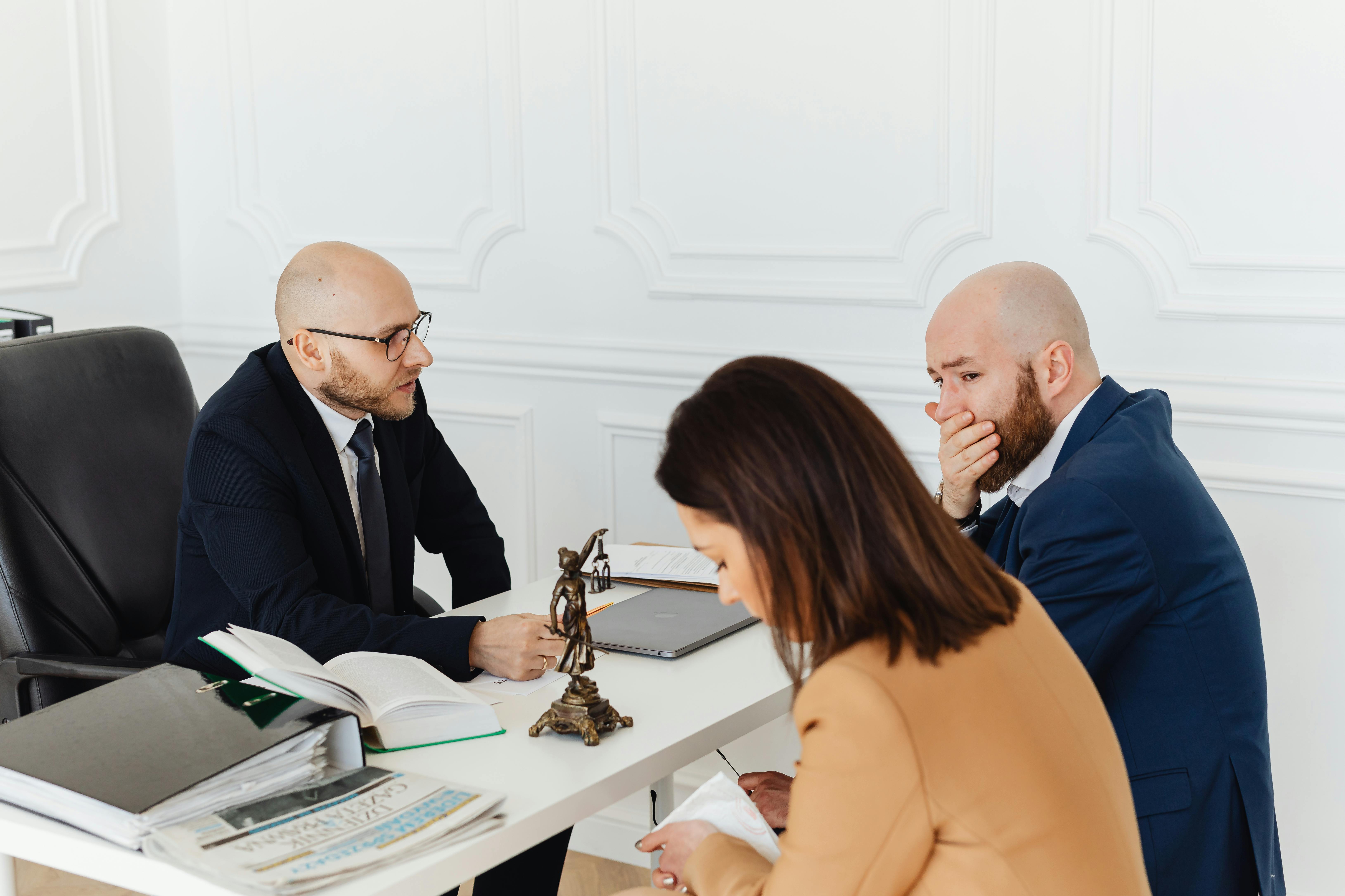 Un homme se couvrant la bouche pendant son divorce | Source : Pexels