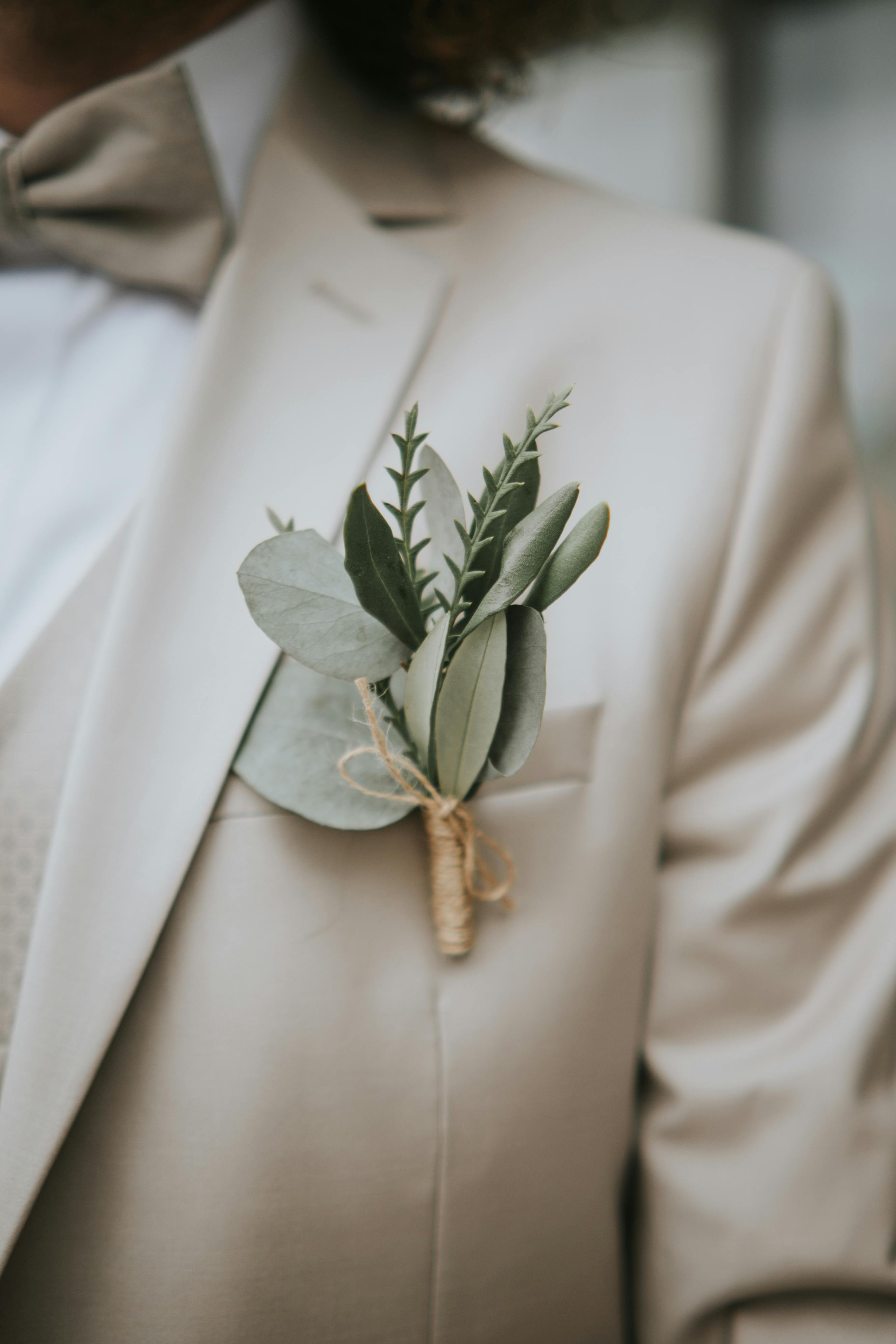 Quelqu'un en costume avec une boutonnière | Source : Pexels