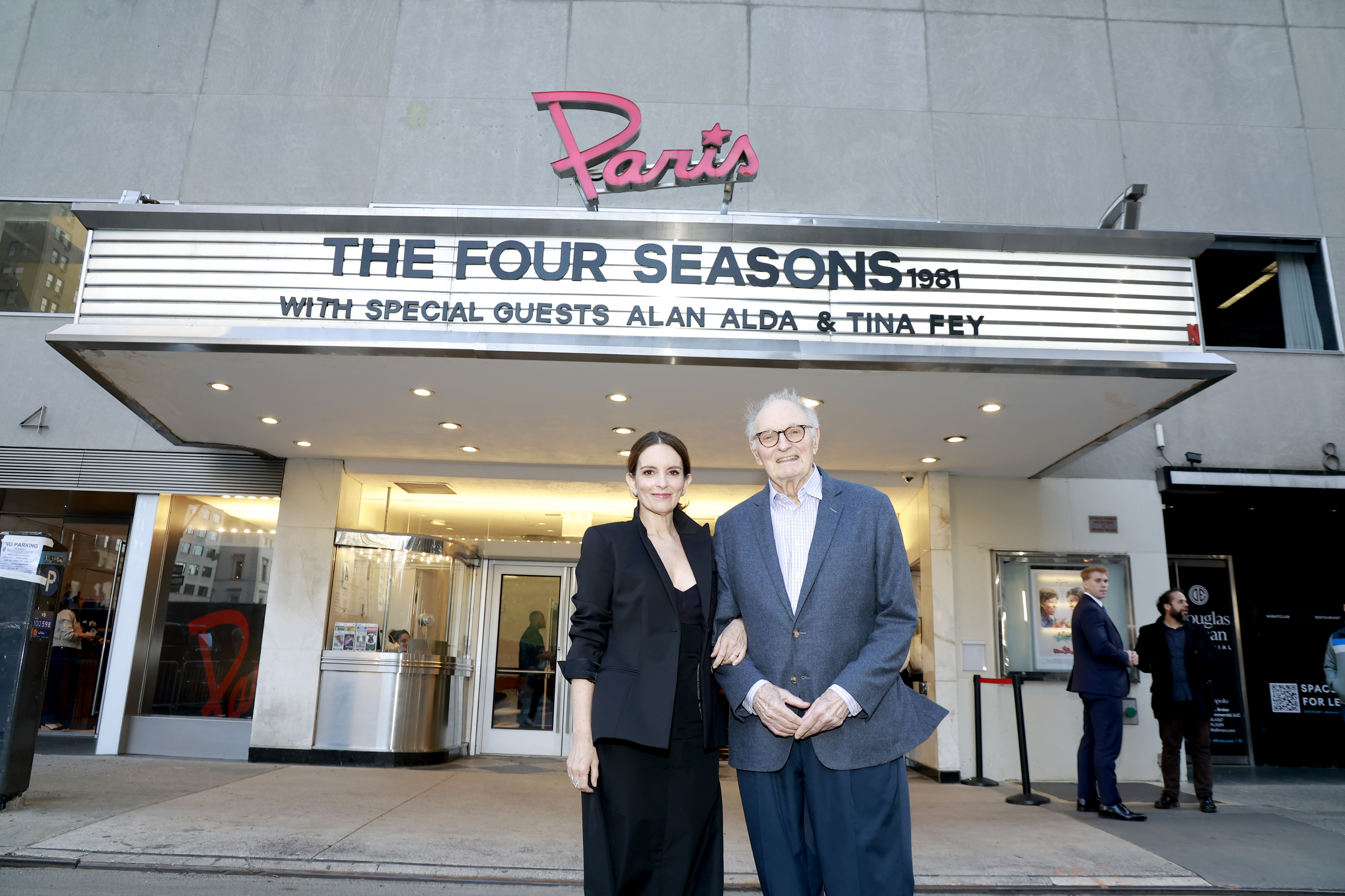 L’acteur photographié aux côtés de Tina Fey lors d’une projection spéciale du film original Les quâtres saisons de 1981 au Paris Theater, le 27 avril 2025 | Source : Getty Images