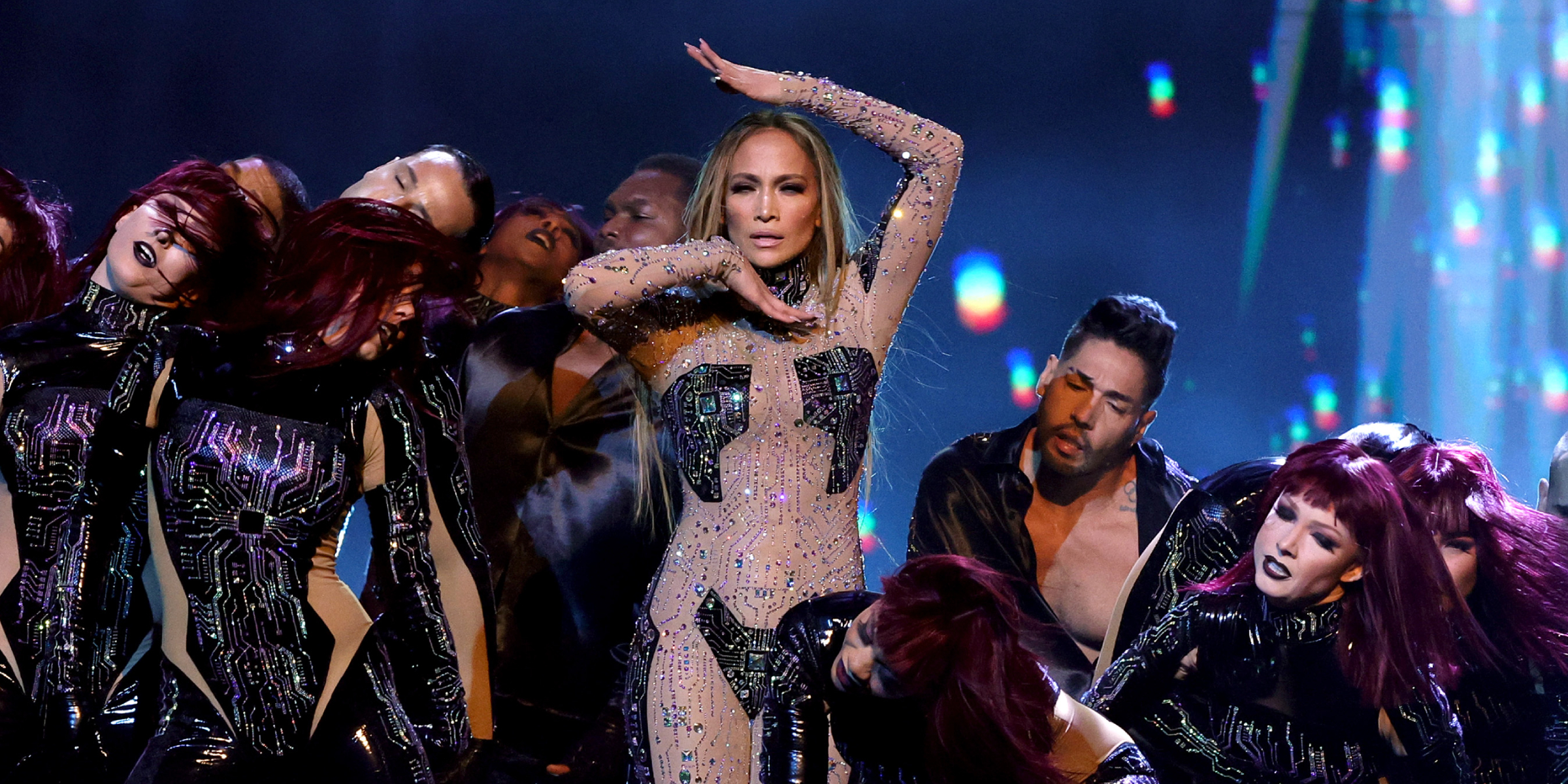 Jennifer Lopez ouvre les 2025 AMAs avec son équipe de danse | Source : Getty Images