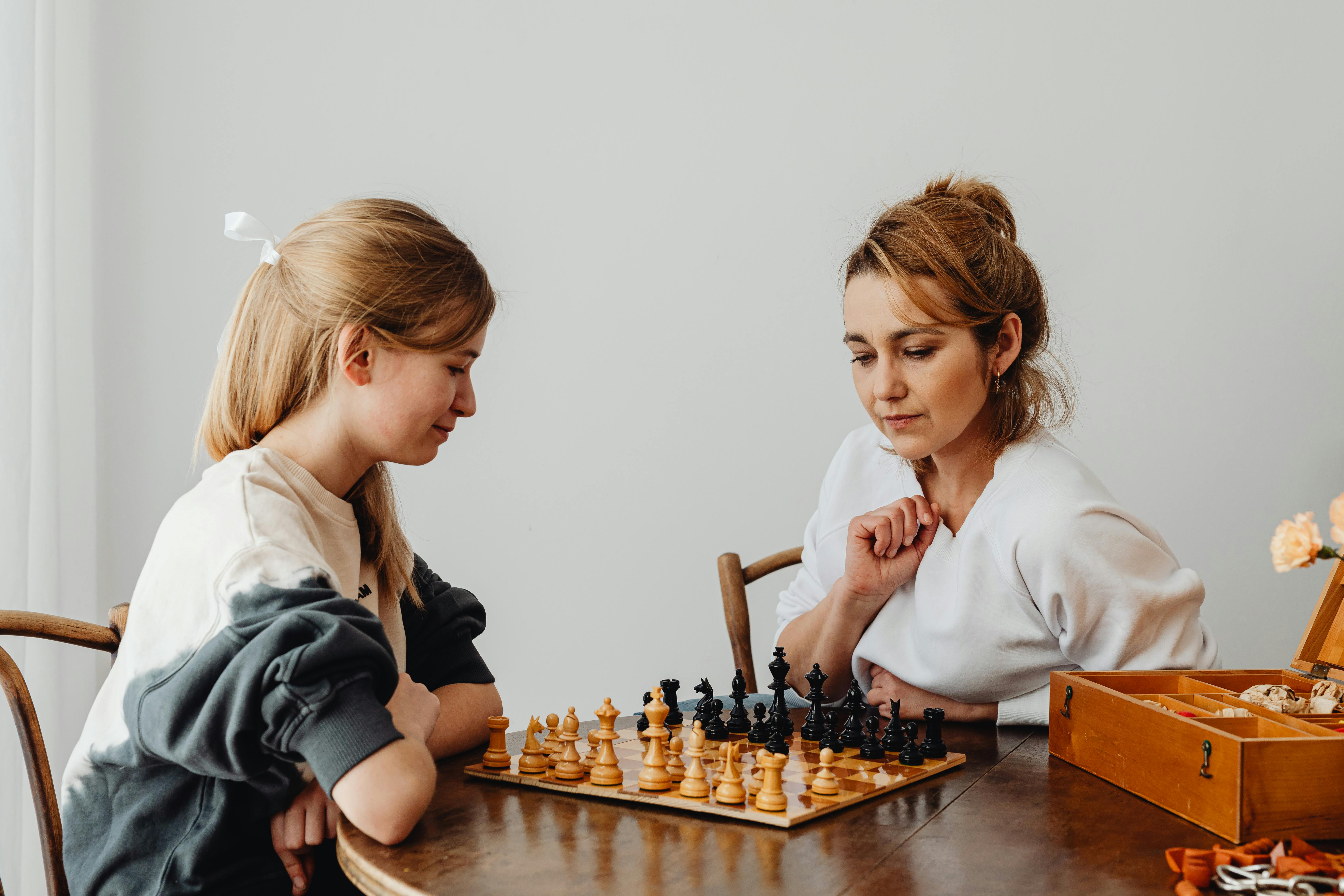 Une mère et sa fille se rapprochent autour d'un jeu d'échecs | Source : Pexels