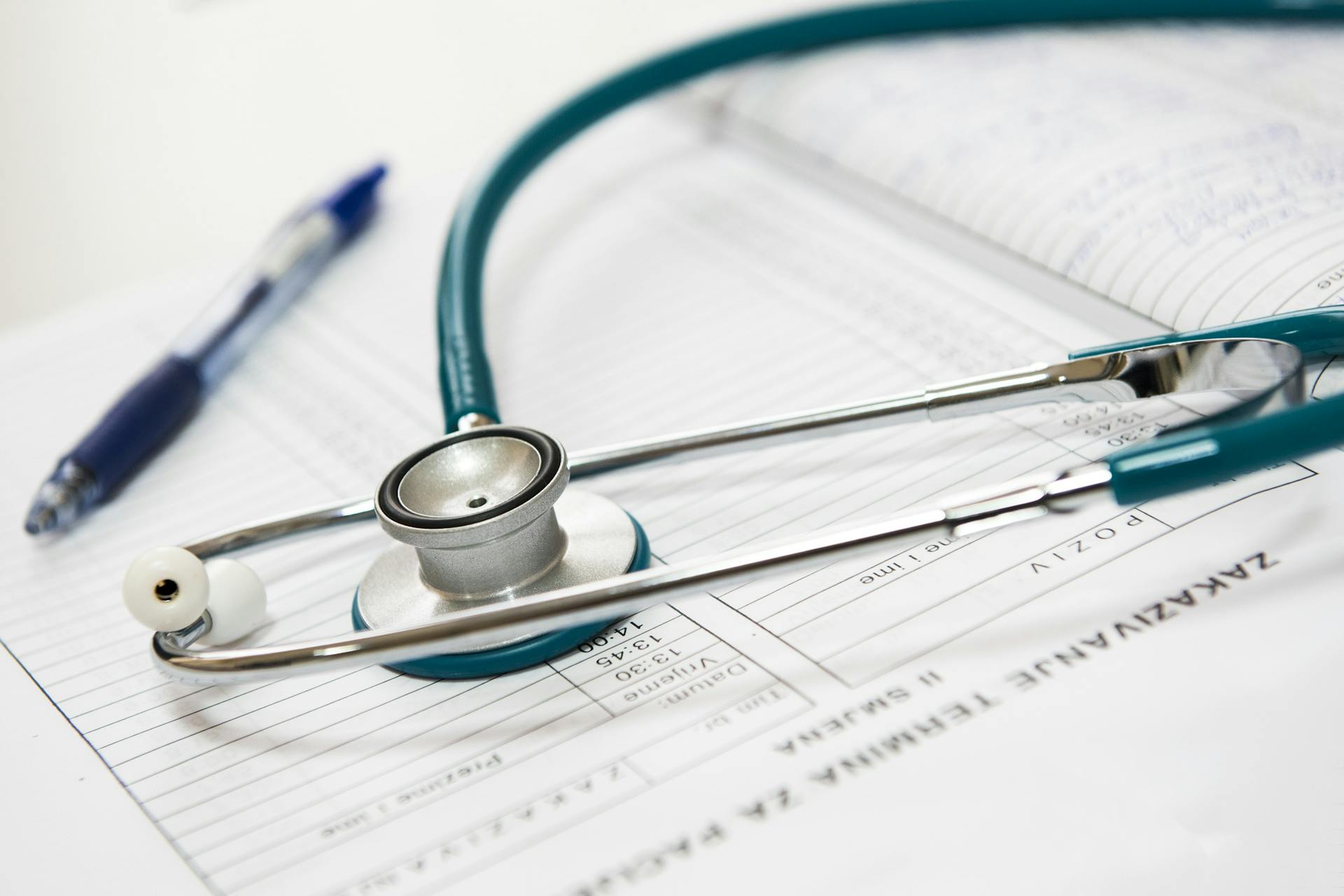 Un stéthoscope sur le rapport d'un médecin | Source : Pexels