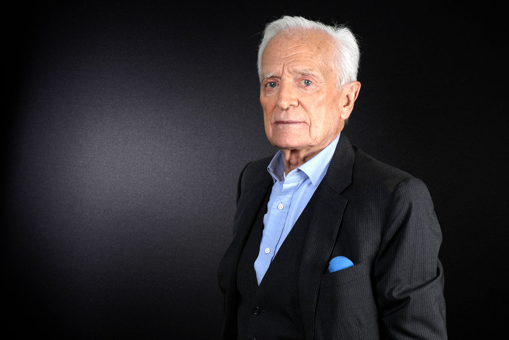 Le journaliste, écrivain, réalisateur, homme de médias et parolier français Philippe Labro pose lors d'une séance de portrait à Paris, France, le 17/04/2024 I Source : Getty Images