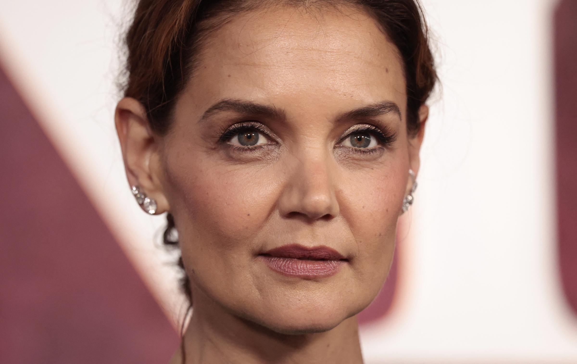 Katie Holmes assiste à la 78e cérémonie annuelle des Tony Awards à New York, vêtue d'un haut en satin vert vif, de boucles d'oreilles en cristal et d'un maquillage glam doux, posant avec assurance au Radio City Music Hall le 8 juin 2025.