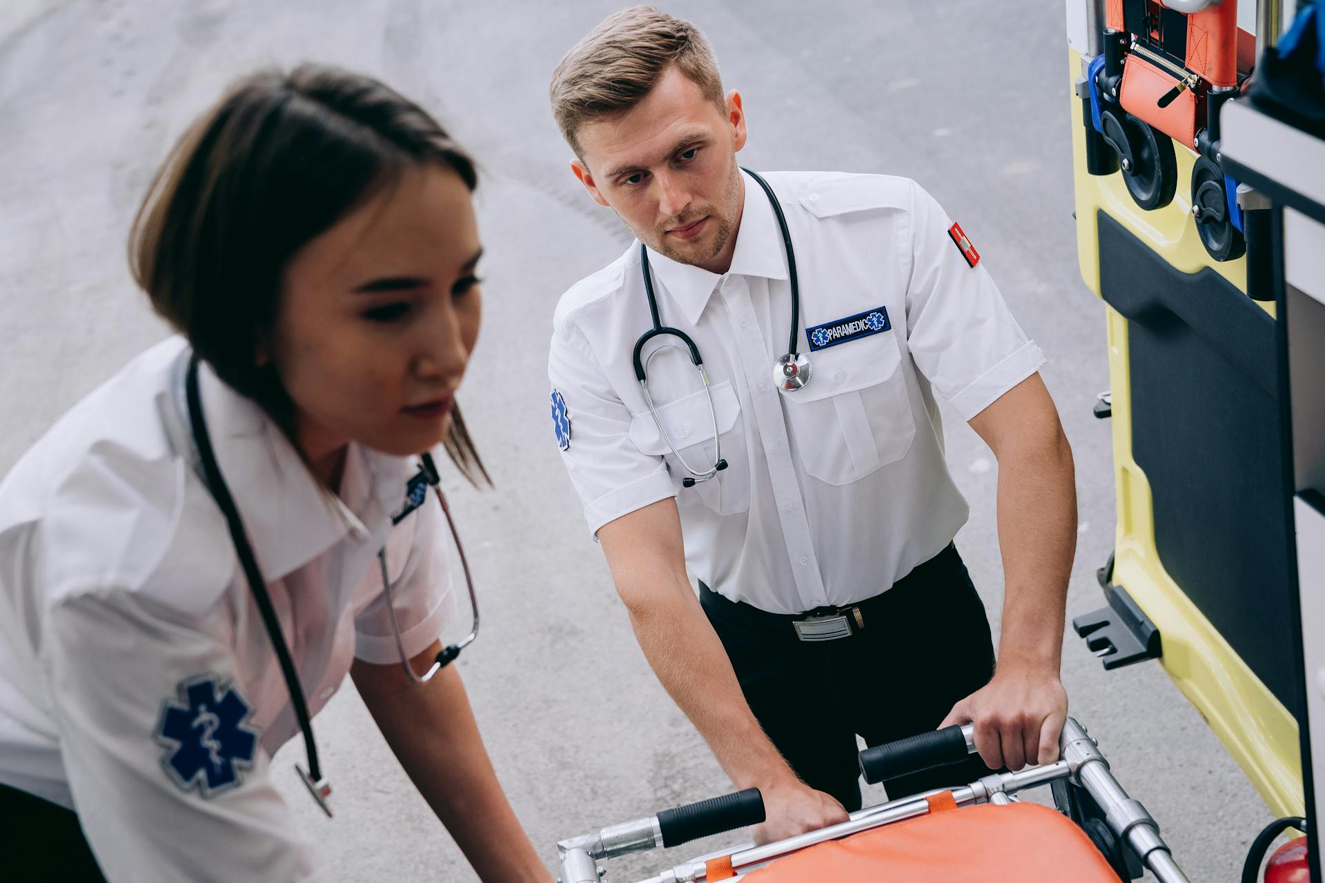 Deux ambulanciers debout près d'une ambulance | Source : Pexels