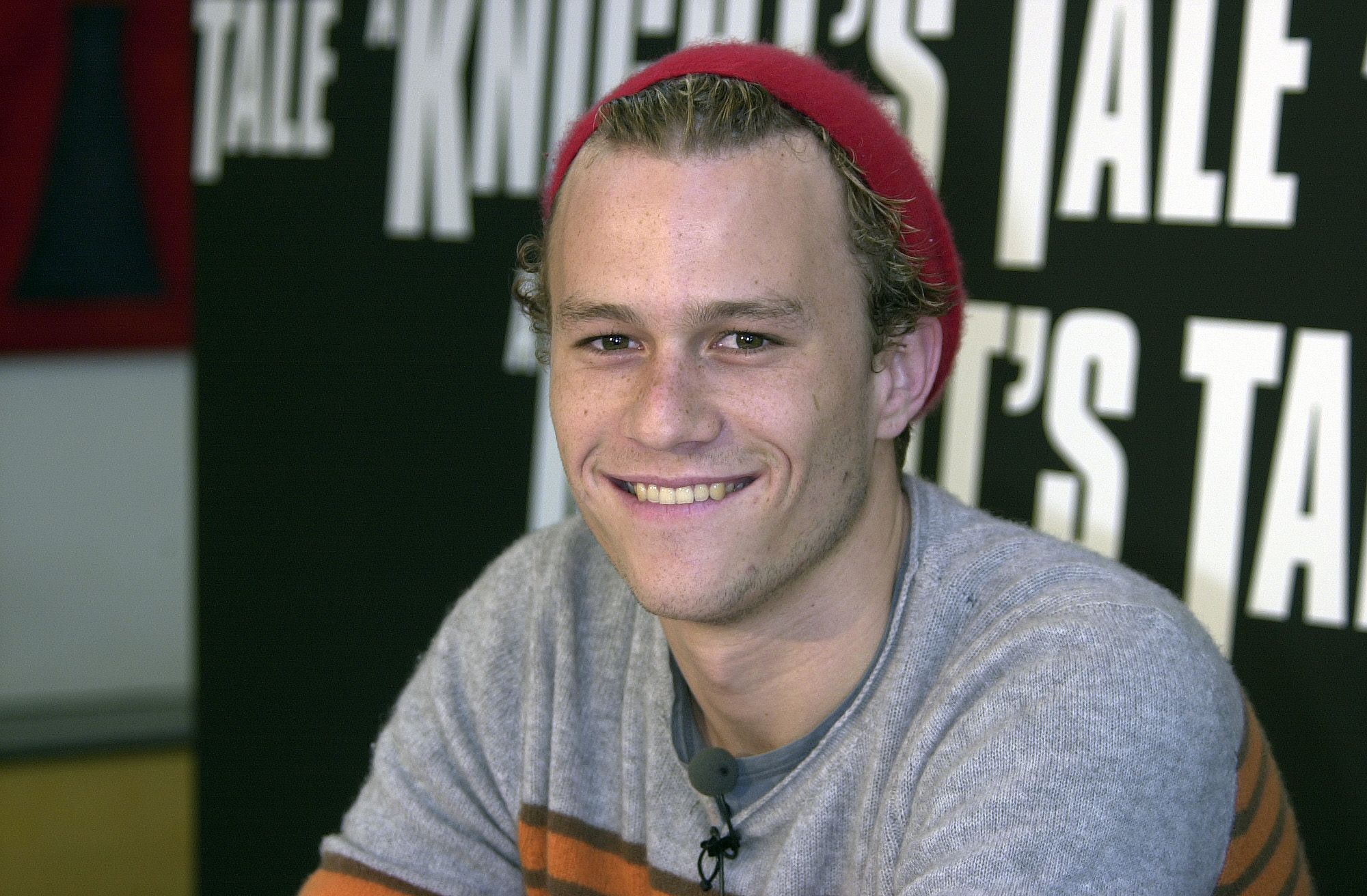 Heath Ledger fait la promotion de 'A Knight's Tale' à la caserne de Hyde Park le 19 avril 2001 à Sydney, Australie | Source : Getty Images